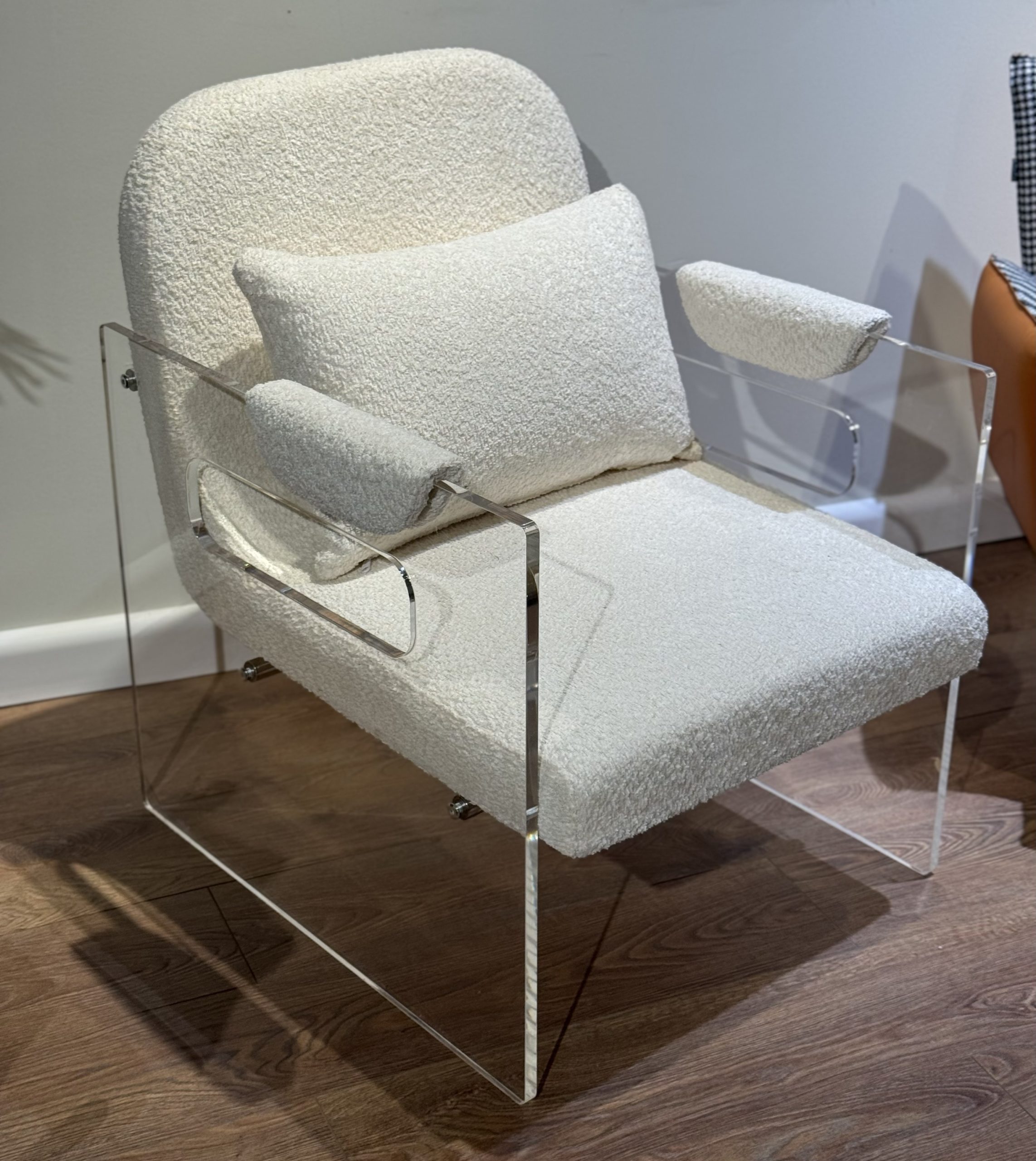 כורסא מודרנית ידית אקרילית בוקלה שמנת דגם קימי