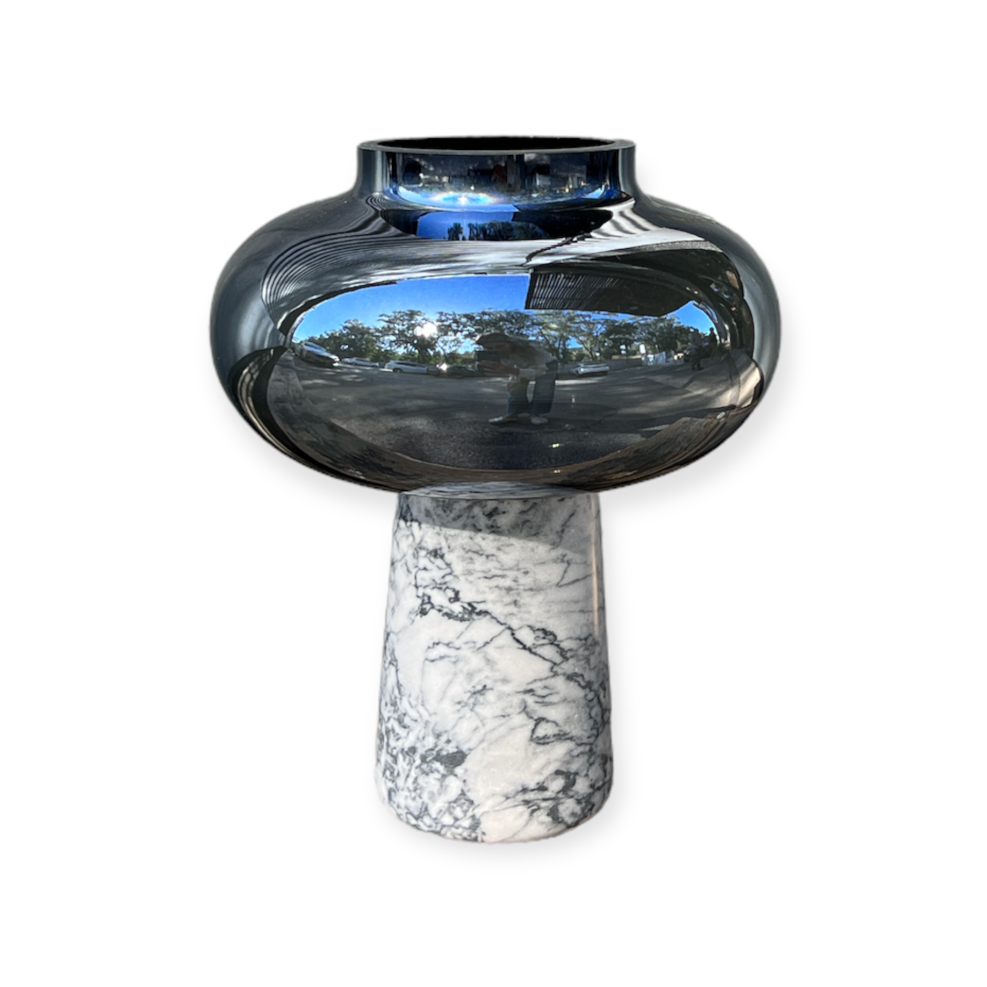 כד זכוכית שטוח אפור עכבר מראה רגל שיש דגם אליס כד זכוכית שטוח אפור עכבר מראה רגל שיש דגם אליס