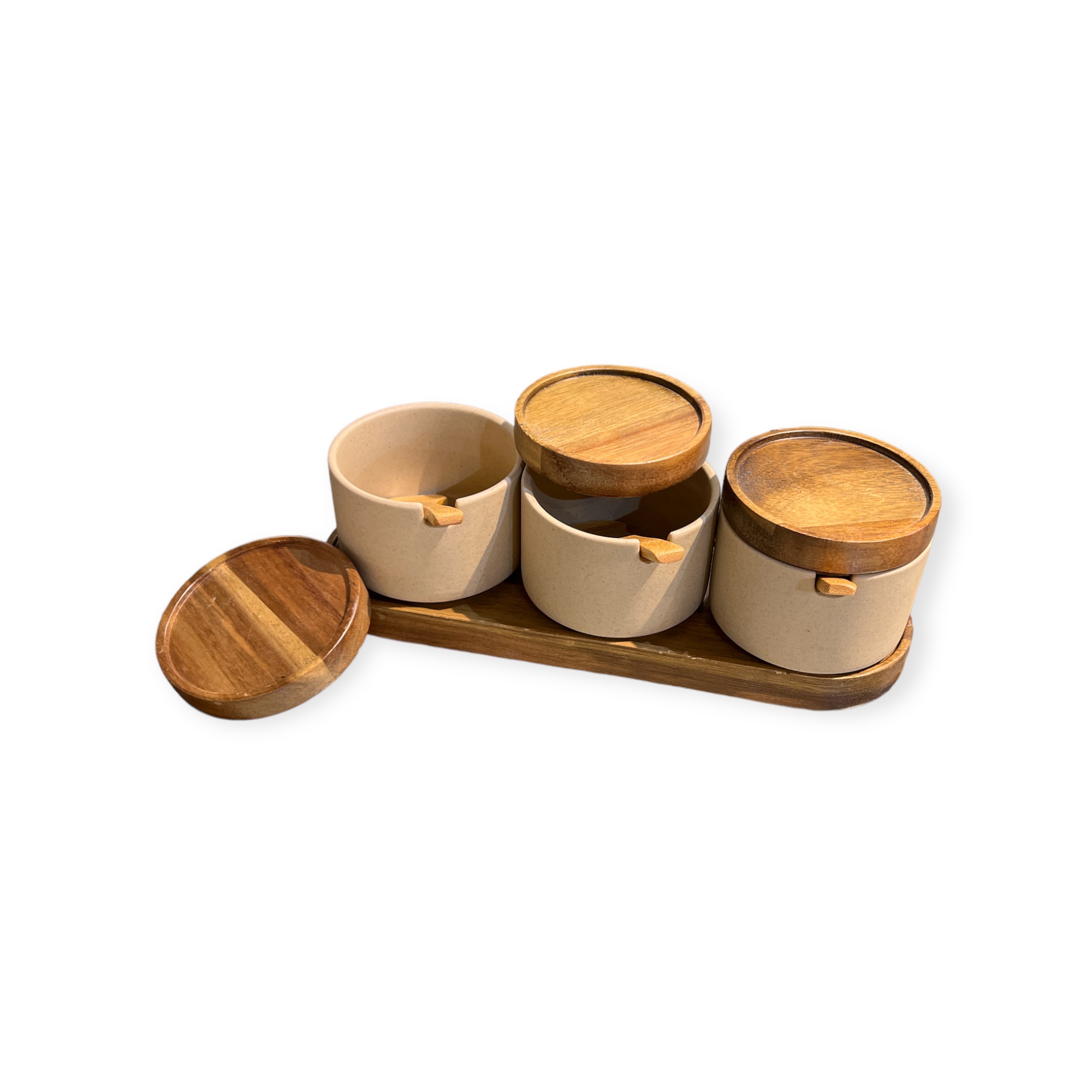 סט 3 צנצנות קרמיקה מכסי עץ עם כפיות על מגש עץ דגם אליס סט 3 צנצנות קרמיקה מכסי עץ עם כפיות על מגש עץ דגם אליס