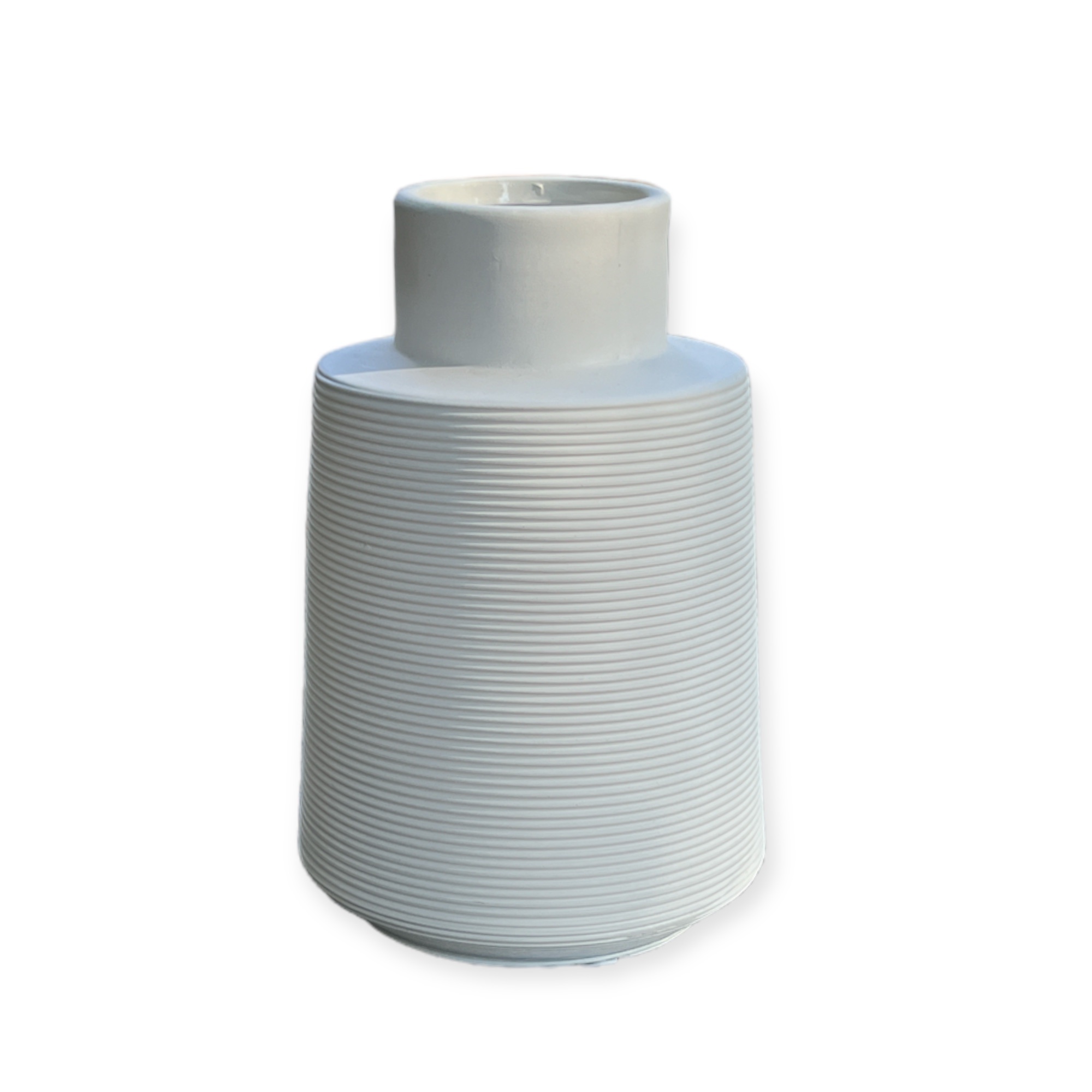 כד קרמיקה לבן חריטה פסים רוחב בינוני דגם אליס כד קרמיקה לבן חריטה פסים רוחב בינוני דגם אליס