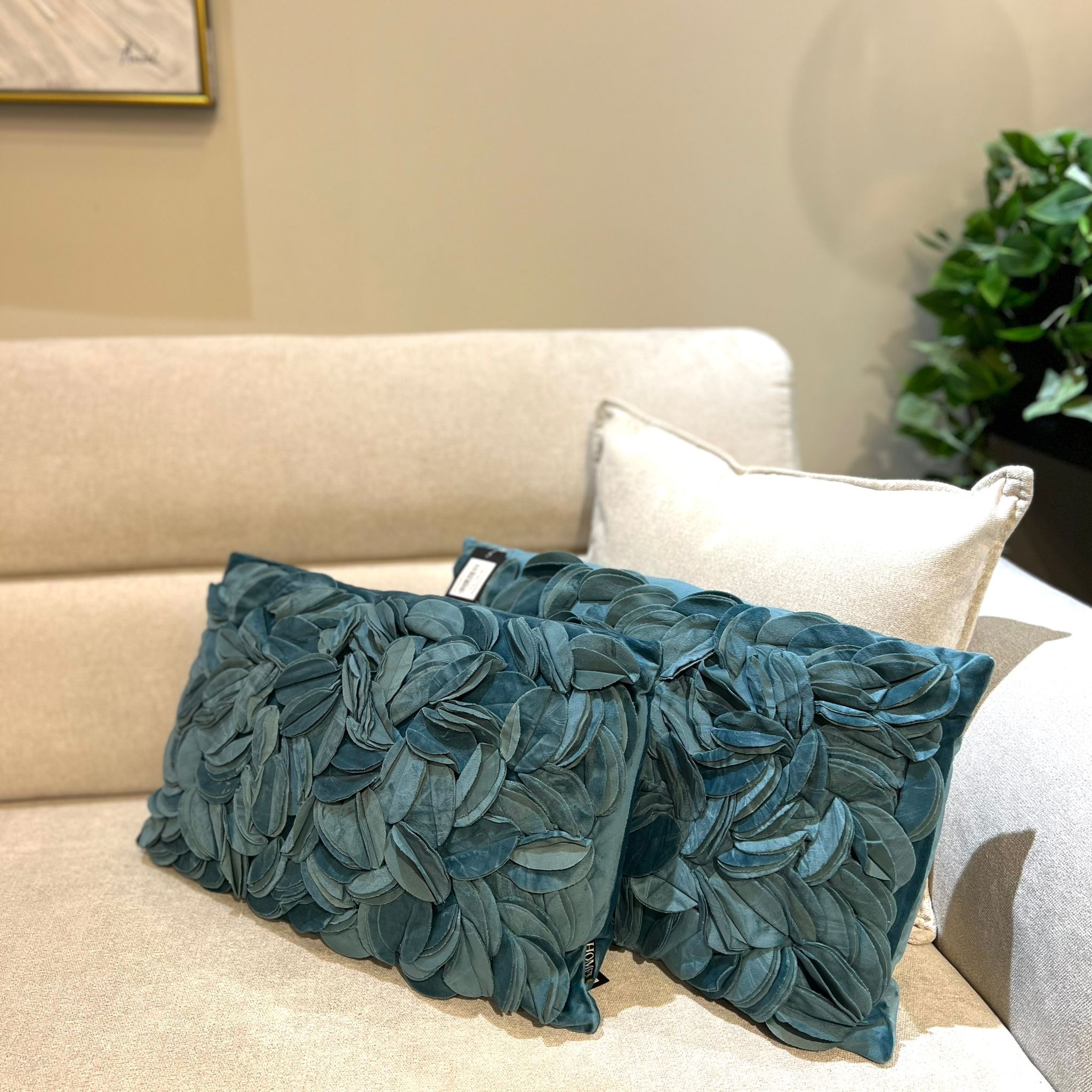 כרית מלבנית פרחים כחול עמוק דגם איקו כרית מלבנית פרחים כחול עמוק דגם איקו