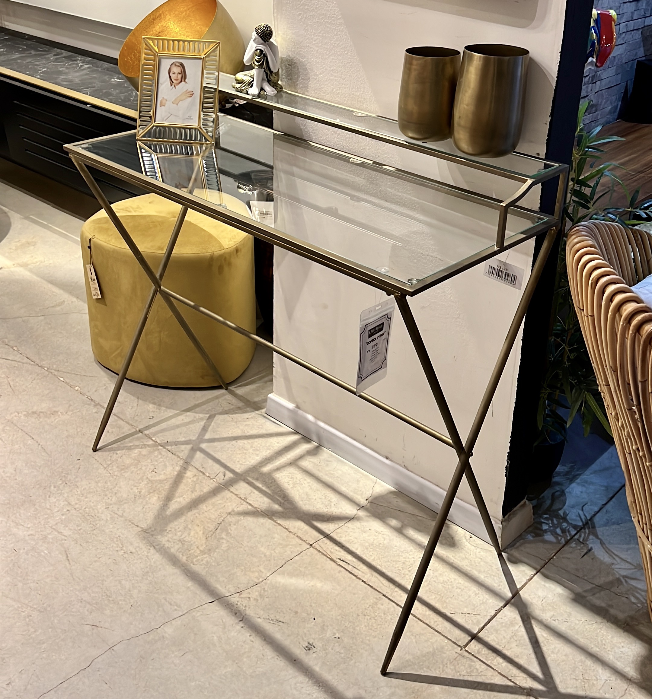 שולחן כתיבה זכוכית וזהב מושחר מתצוגה! שולחן כתיבה זכוכית וזהב מושחר מתצוגה!