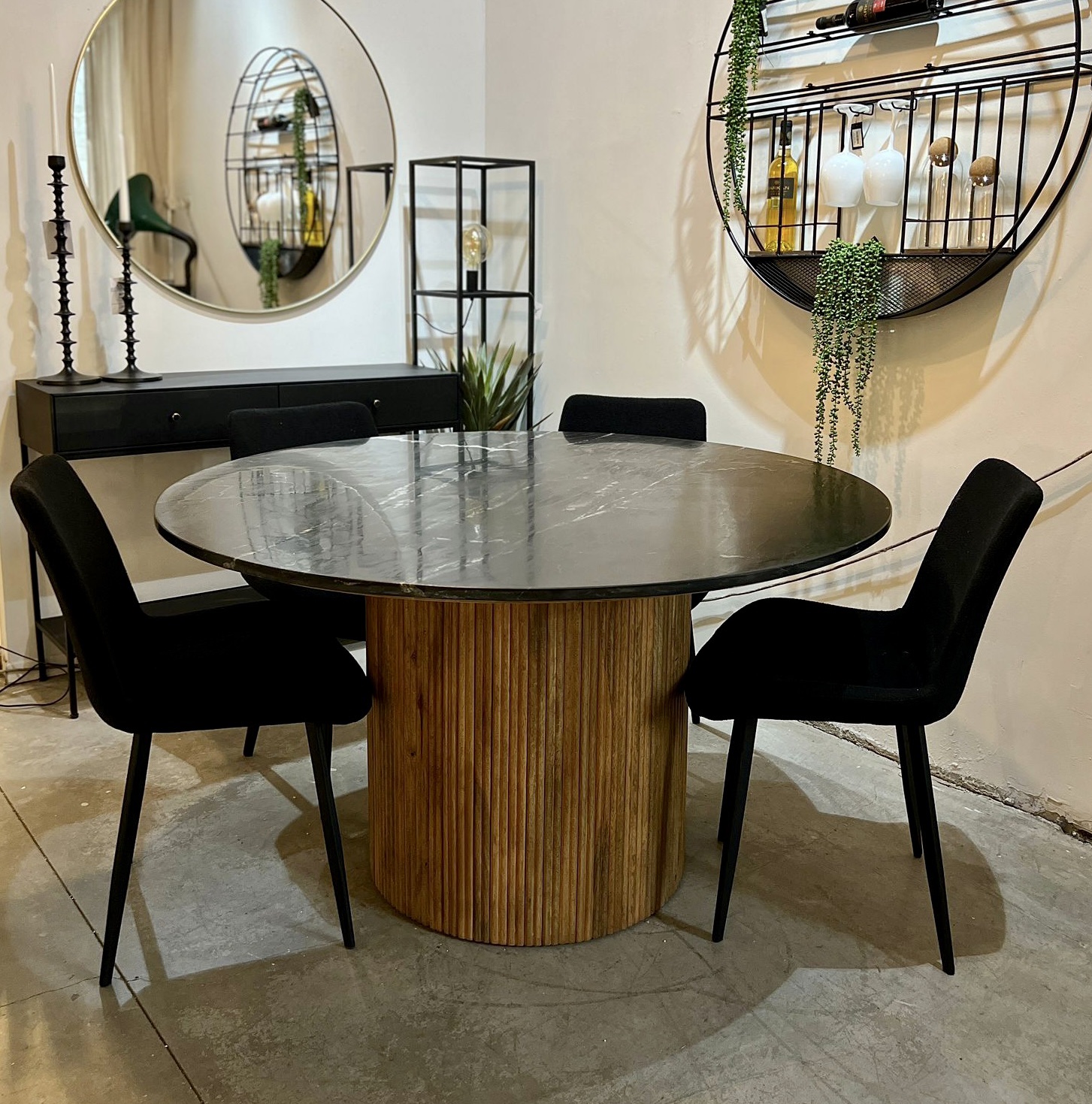 שולחן אוכל עגול טופ שיש שחור רגל עץ ישרה פרופיל עגול דגם סוניל שולחן אוכל עגול טופ שיש שחור רגל עץ ישרה פרופיל עגול דגם סוניל