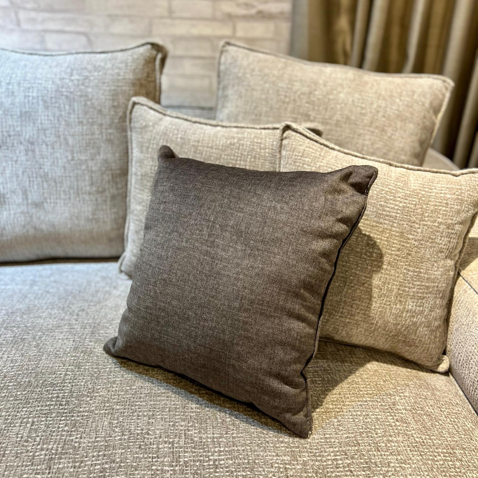 כרית נוי סייל מרובע גוון חום כרית נוי סייל מרובע גוון חום