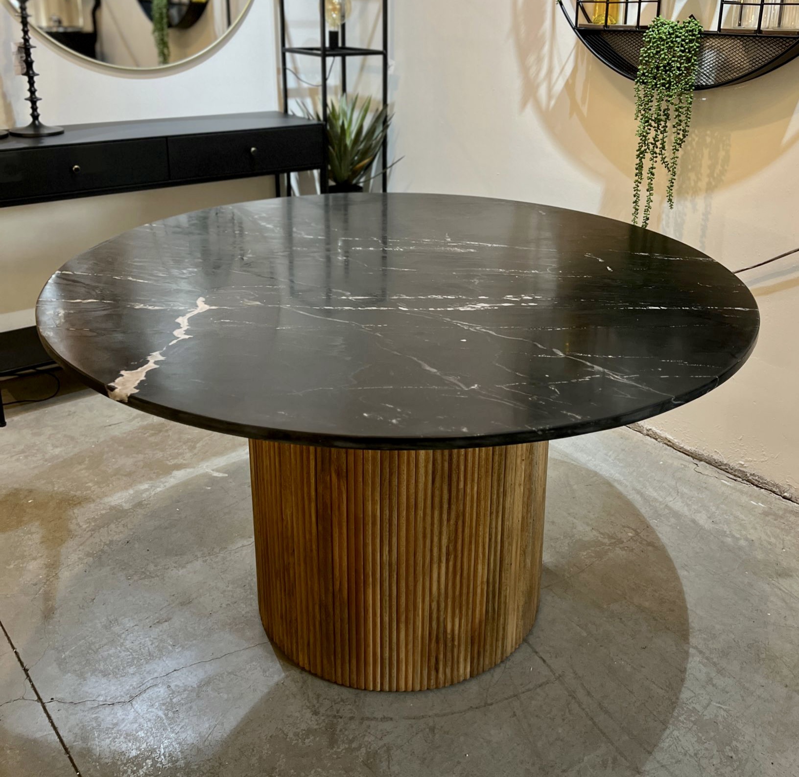 שולחן אוכל עגול טופ שיש שחור רגל עץ ישרה פרופיל עגול דגם סוניל שולחן אוכל עגול טופ שיש שחור רגל עץ ישרה פרופיל עגול דגם סוניל