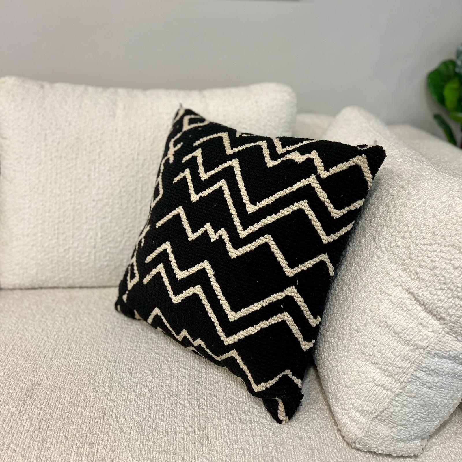 כרית נוי בוהו שחור סייל