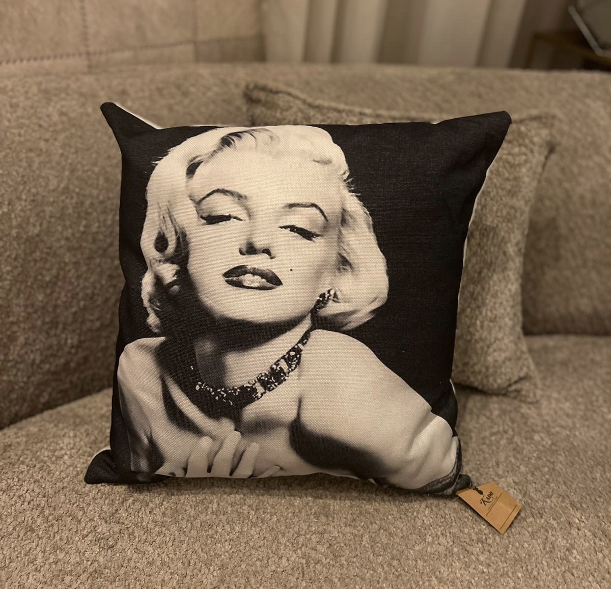 כרית נוי סייל מרלין מונרו כרית נוי סייל מרלין מונרו