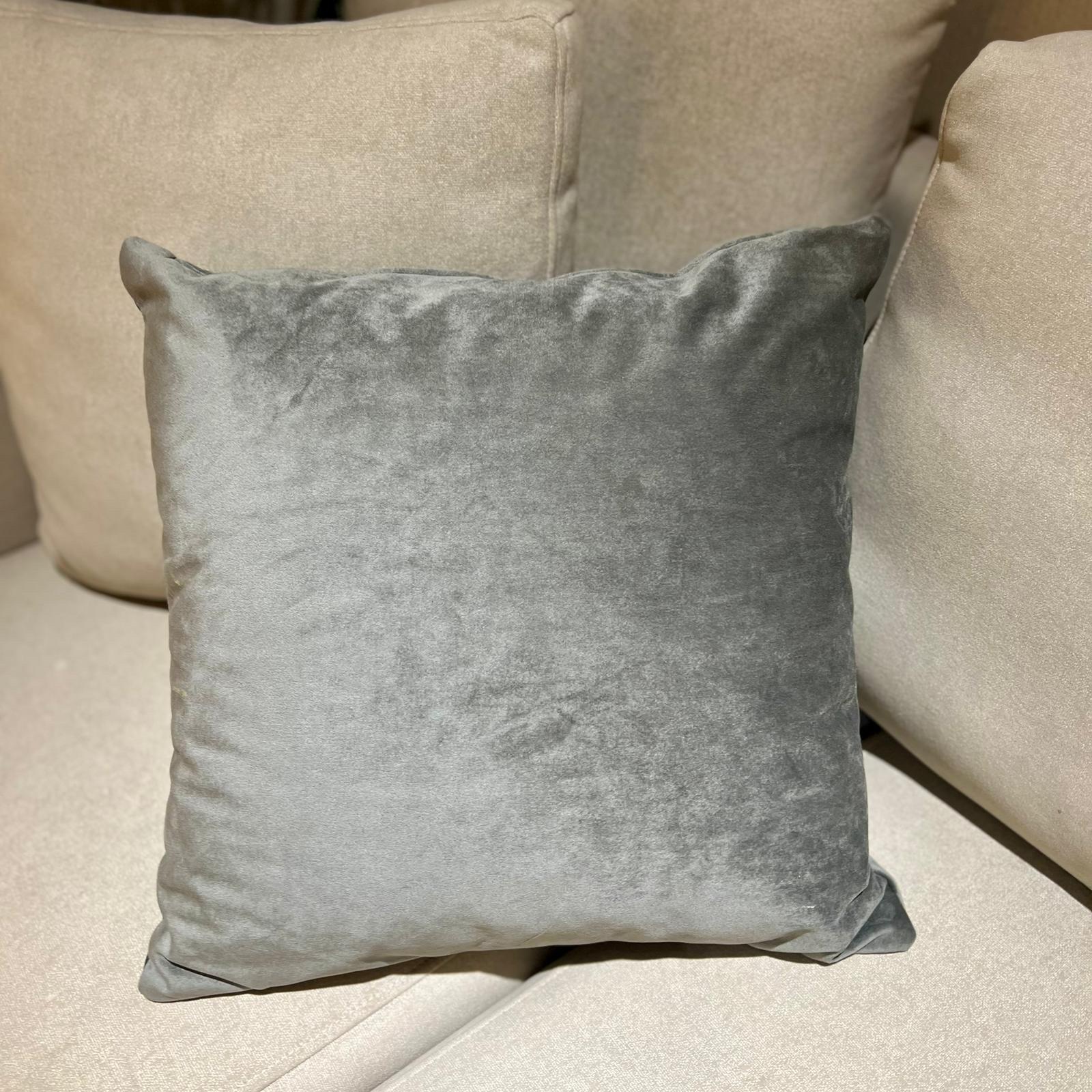 כרית נוי סייל אפור קטיפתי כרית נוי סייל אפור קטיפתי