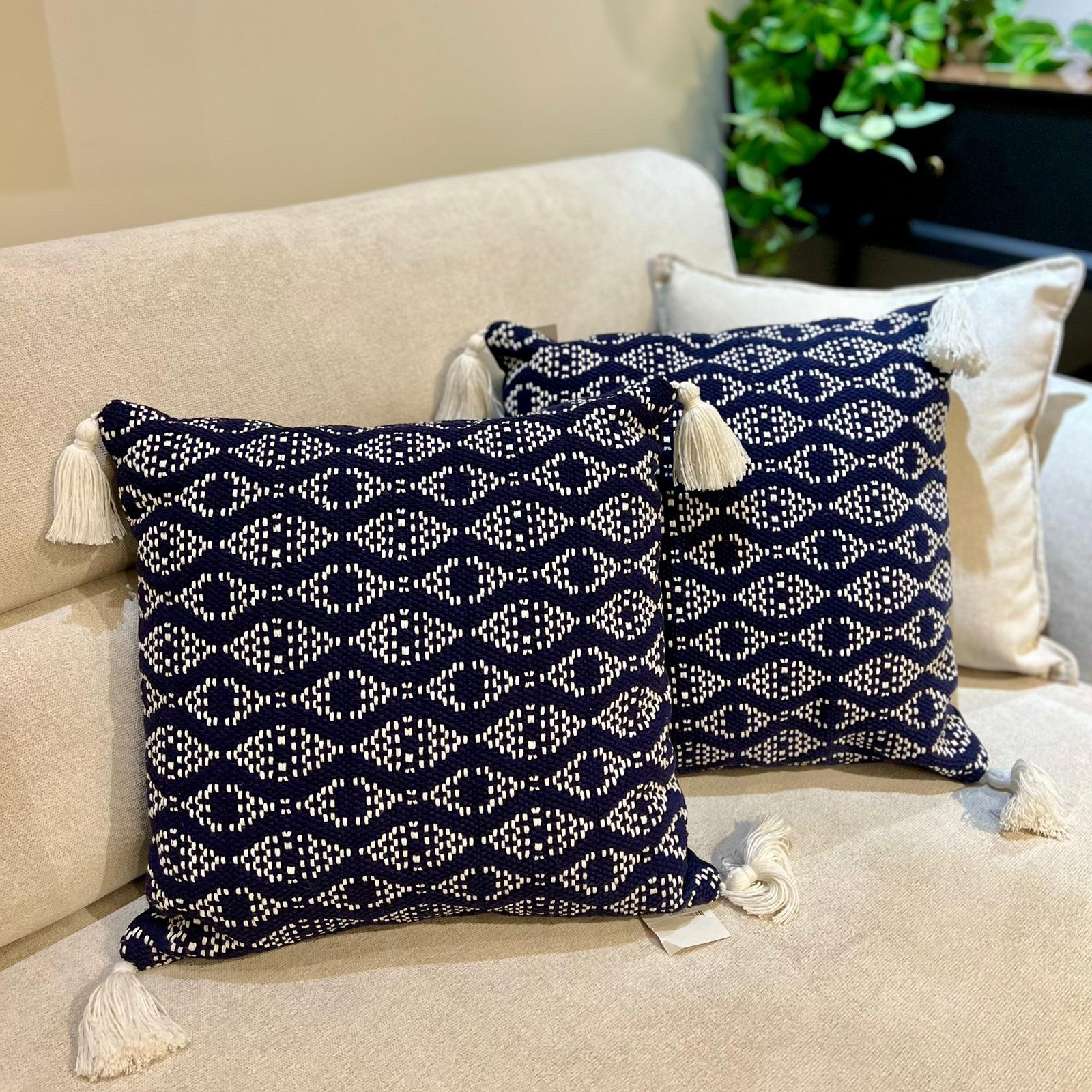 כרית נוי סייל כחול פרנזים לבן