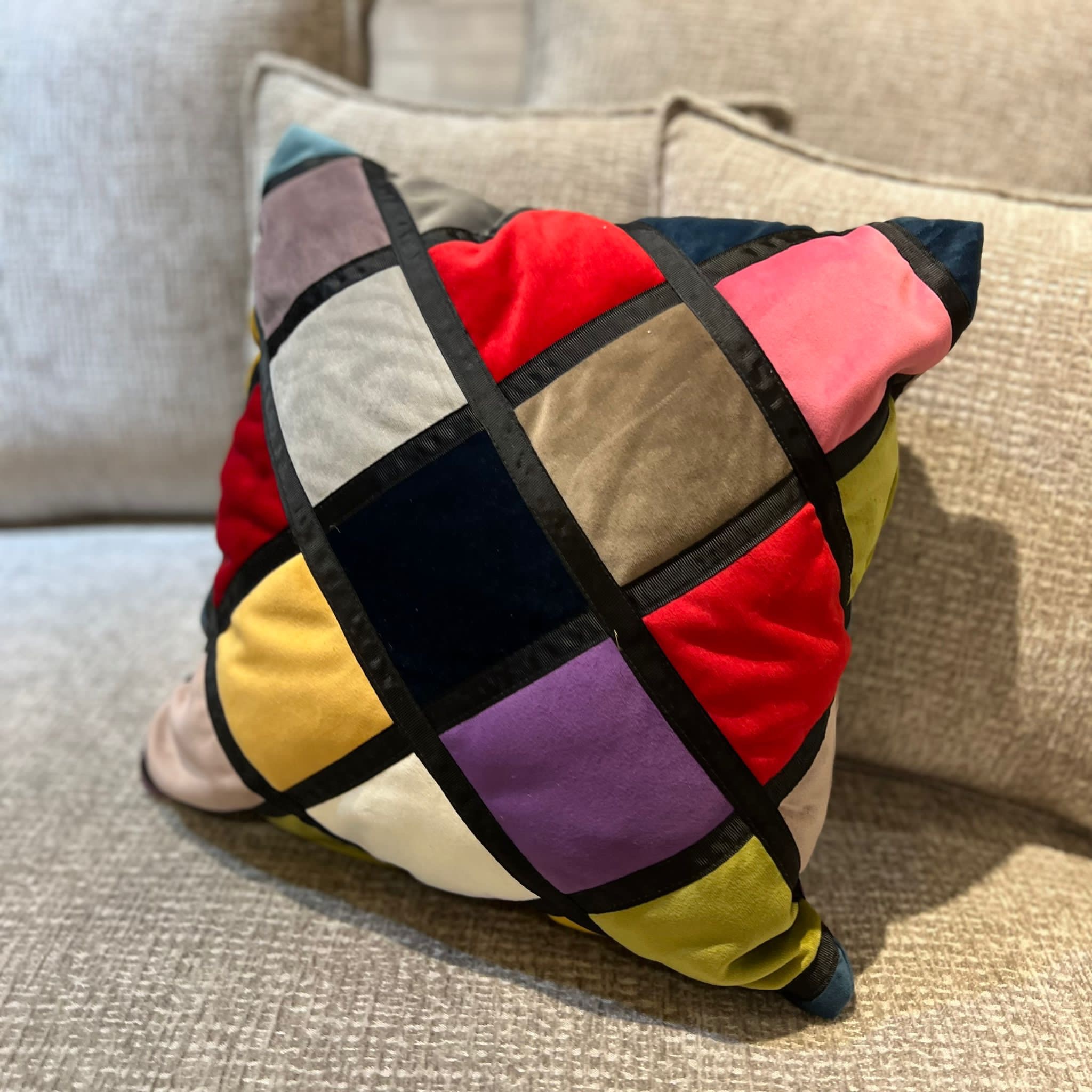 כרית נוי צבעונית כרית נוי צבעונית