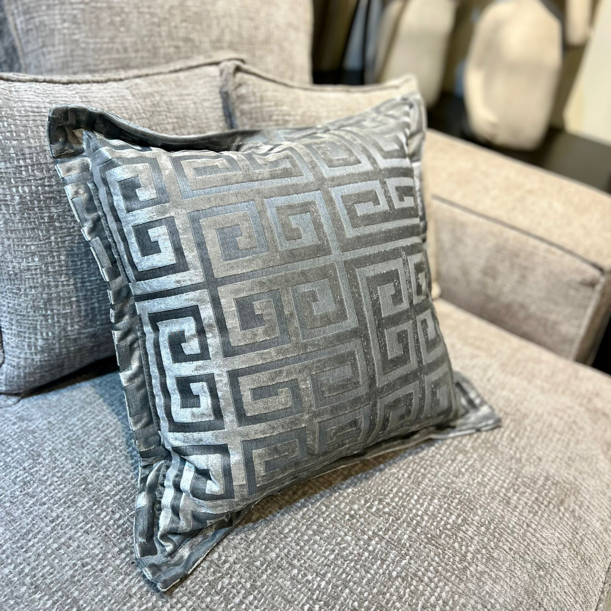 כרית נוי דגם ורסצ׳ה אפור 45/45 אחרונות במבצע!