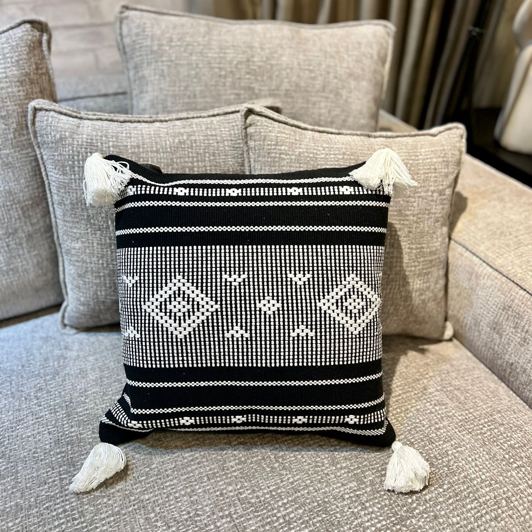 כרית נוי סייל שחורה פרנזים לבן