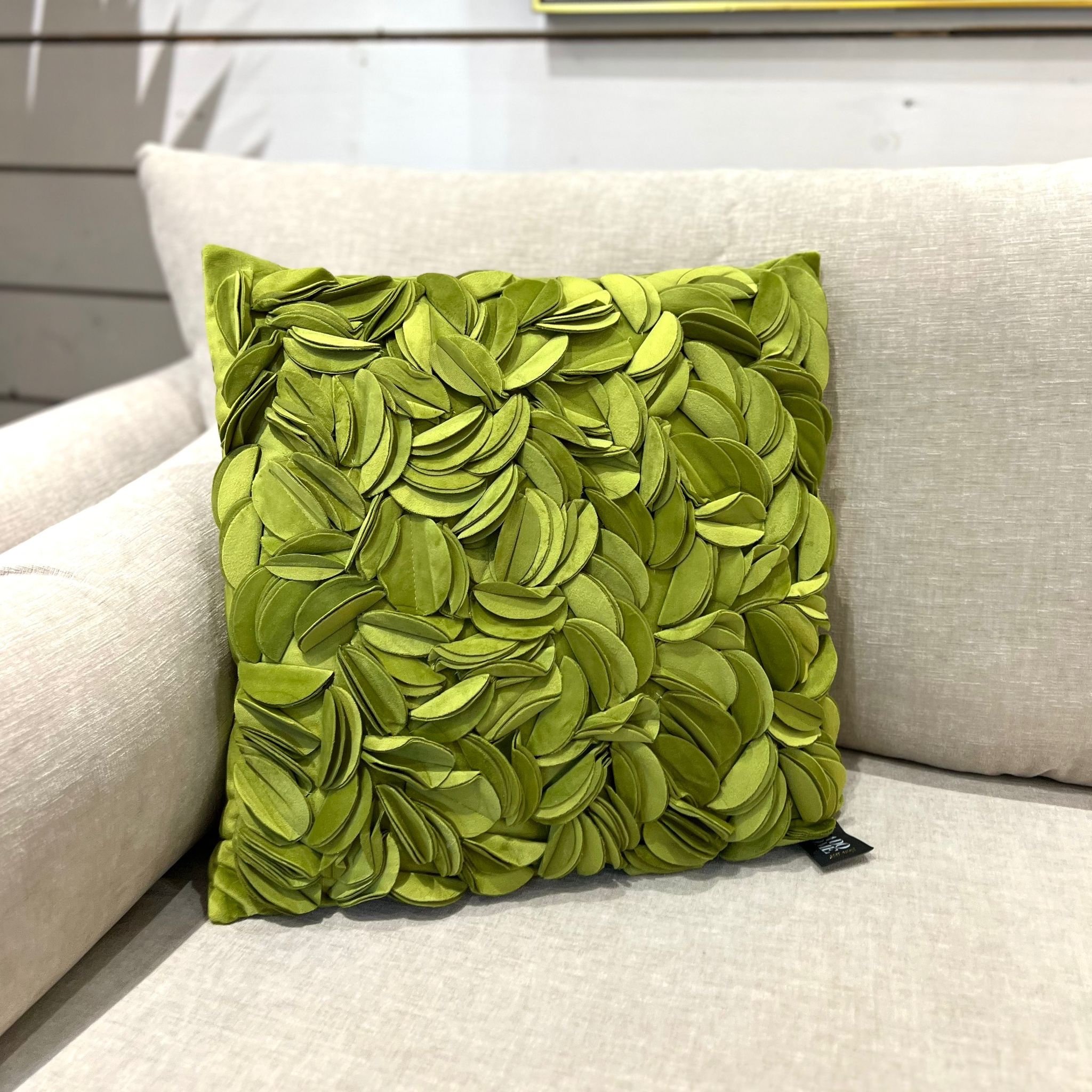 כרית מרובעת פרחים ירוק עמוק דגם איקו כרית מרובעת פרחים ירוק עמוק דגם איקו