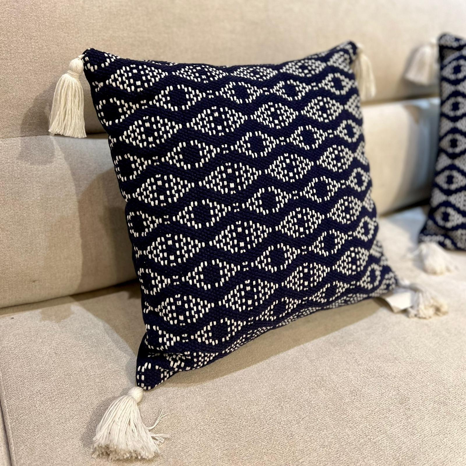 כרית נוי סייל כחול פרנזים לבן