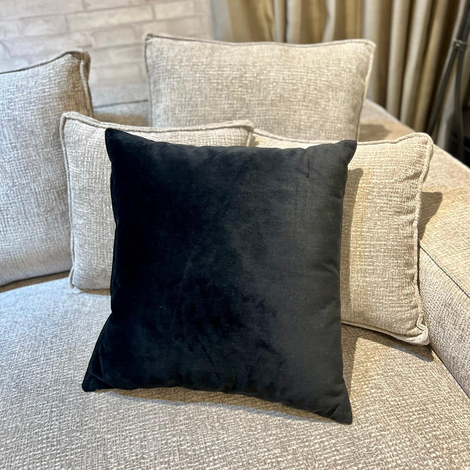 כרית נוי בלאק סייל כרית נוי בלאק סייל