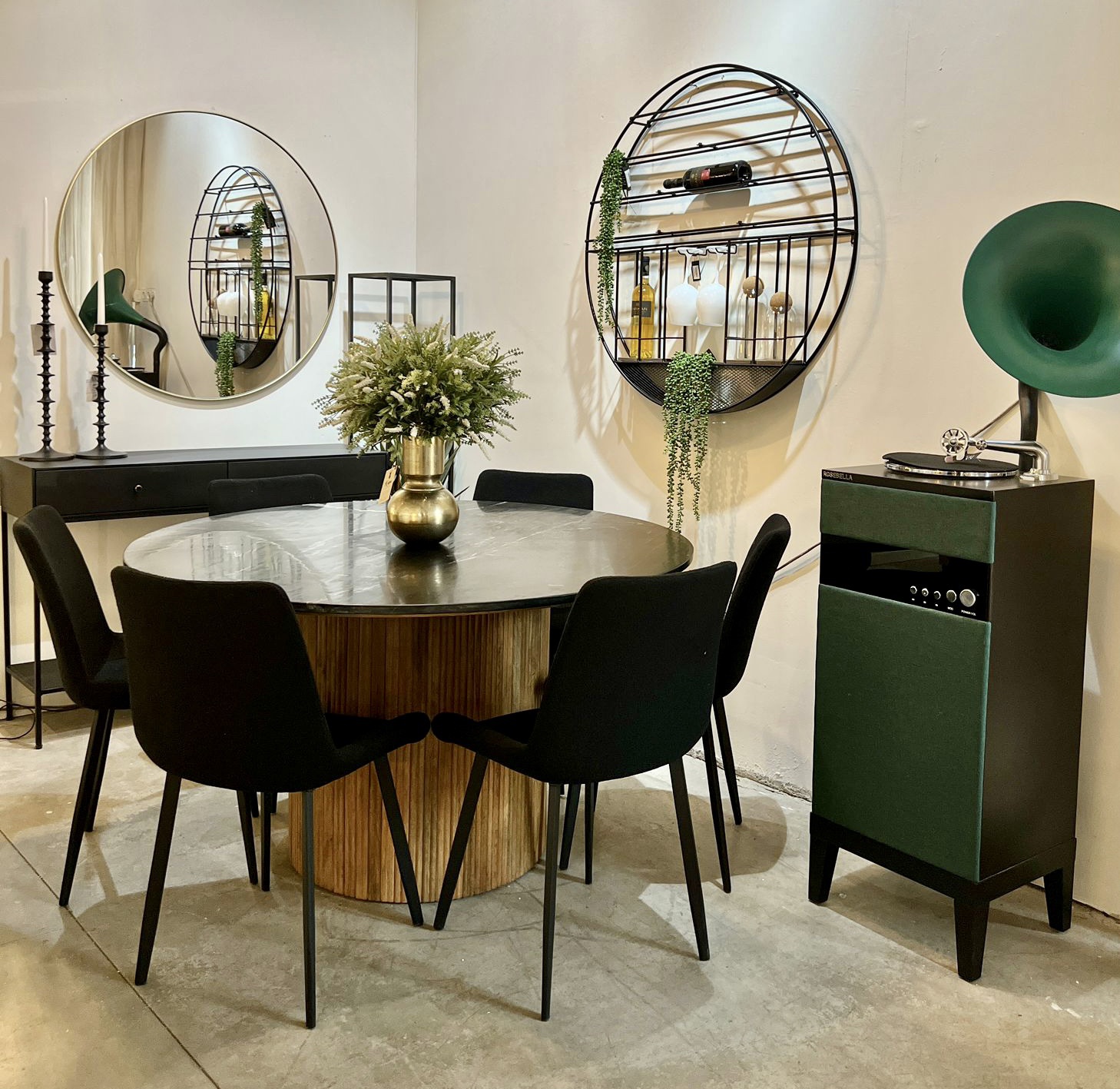 שולחן אוכל עגול טופ שיש שחור רגל עץ ישרה פרופיל עגול דגם סוניל שולחן אוכל עגול טופ שיש שחור רגל עץ ישרה פרופיל עגול דגם סוניל