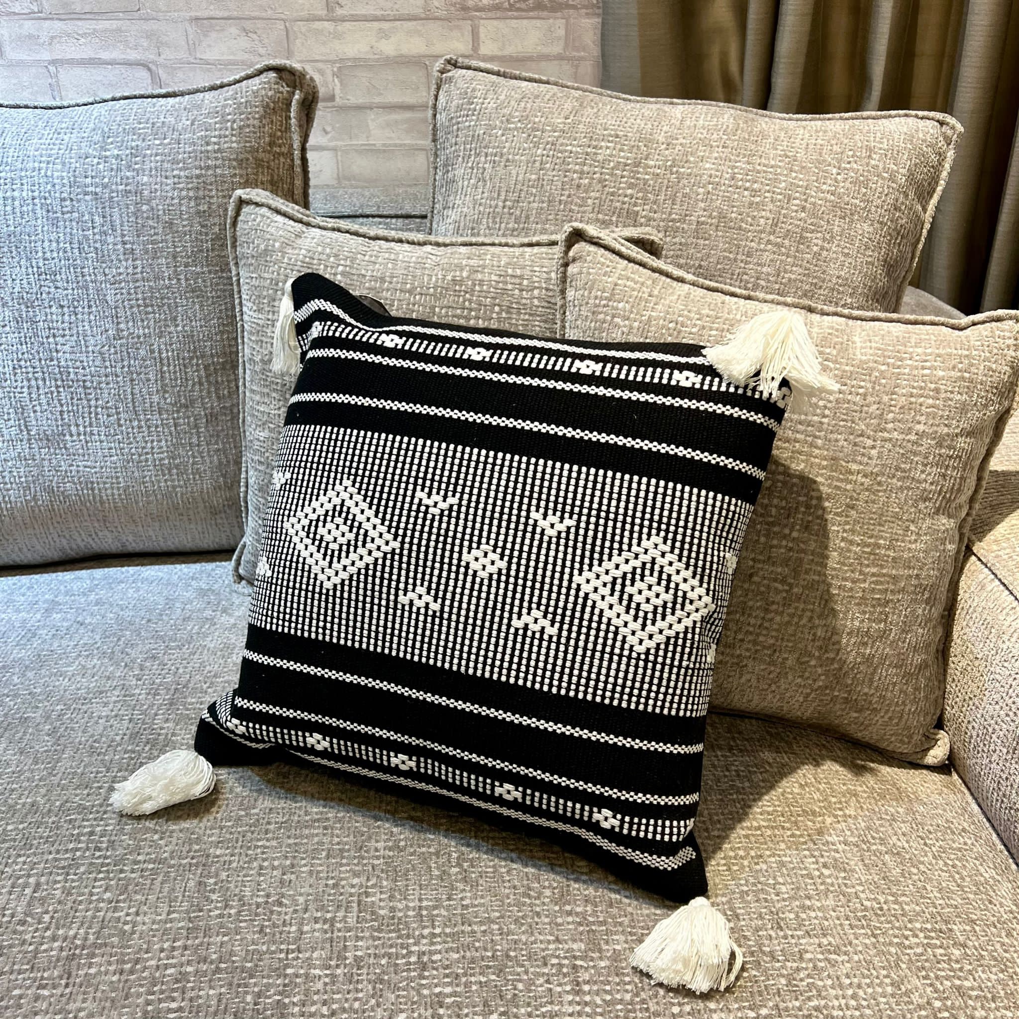 כרית נוי סייל שחורה פרנזים לבן