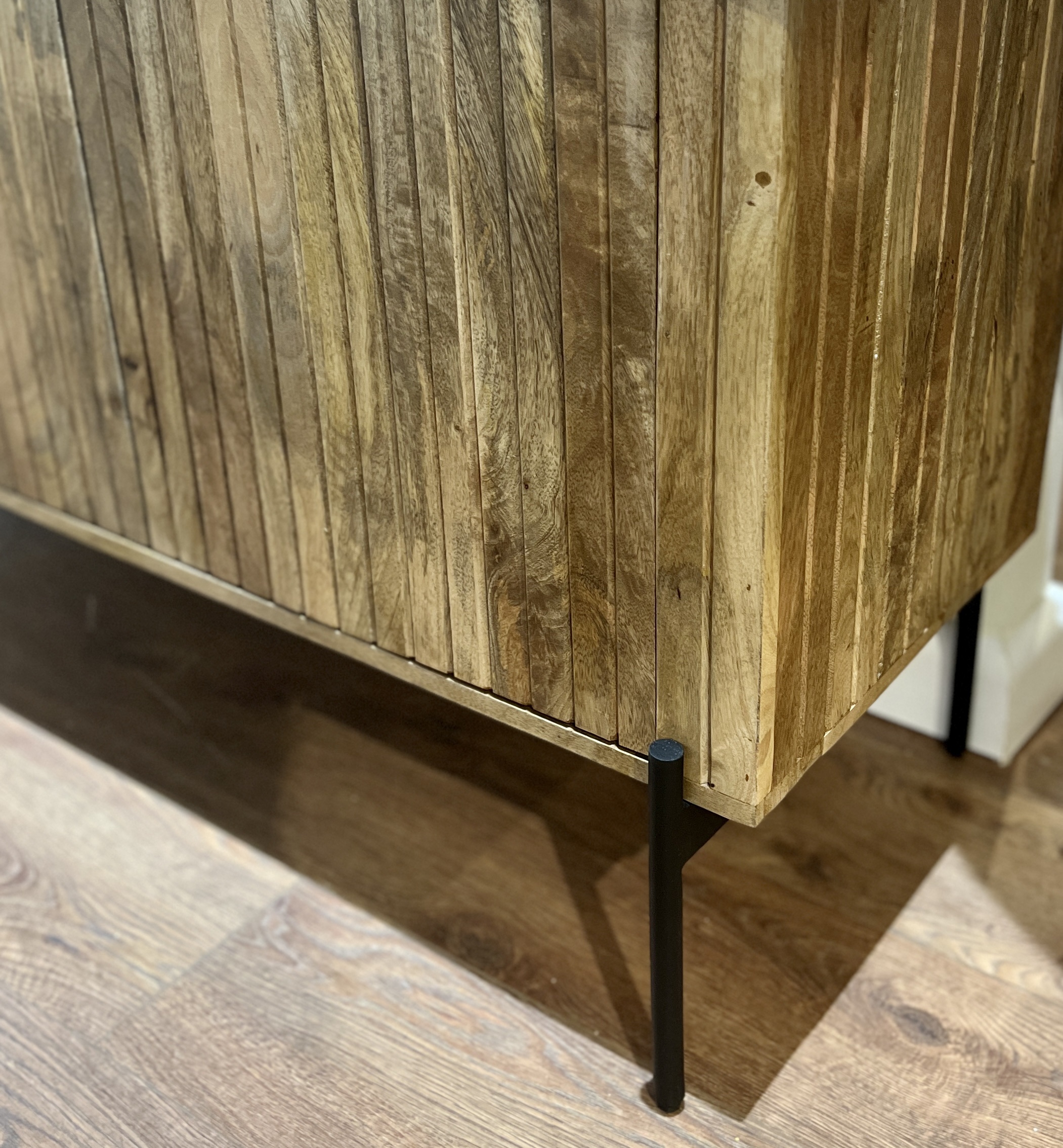 קומודה פסים אלון מבוקע