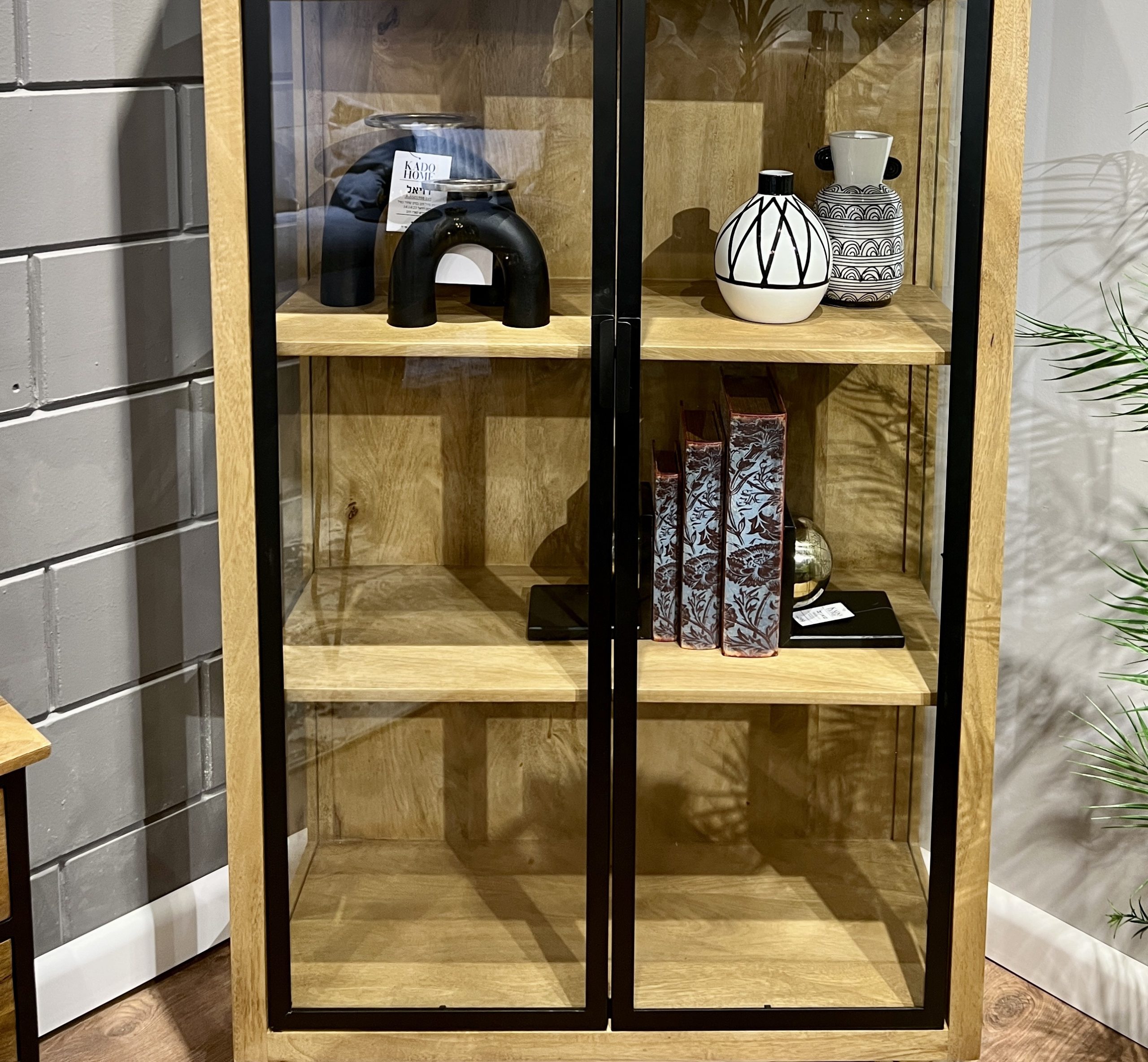 ויטרינה עץ 2 דלתות זכוכית מסגרת שחורה דגם סוניל ויטרינה עץ 2 דלתות זכוכית מסגרת שחורה דגם סוניל