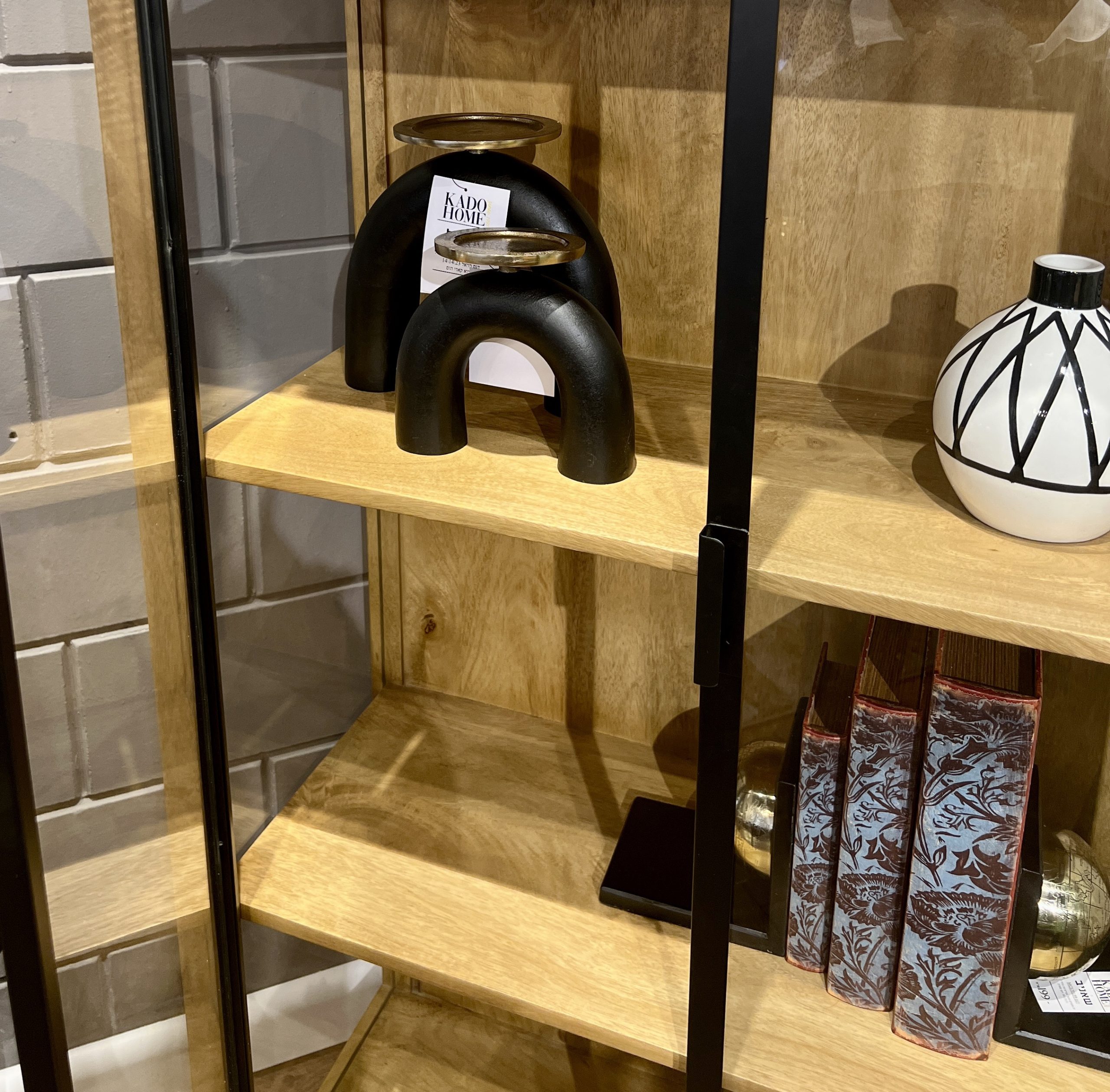 ויטרינה עץ 2 דלתות זכוכית מסגרת שחורה דגם סוניל ויטרינה עץ 2 דלתות זכוכית מסגרת שחורה דגם סוניל