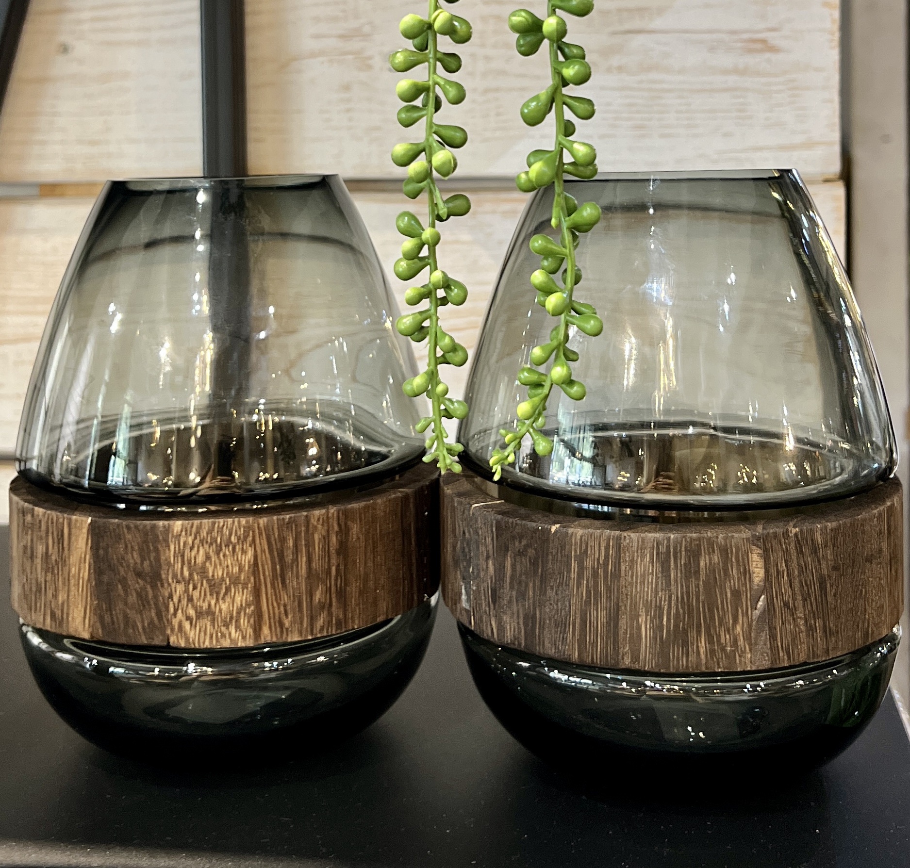 כד זכוכית אפורה אמצע עץ דגם אליס כד זכוכית אפורה אמצע עץ דגם אליס