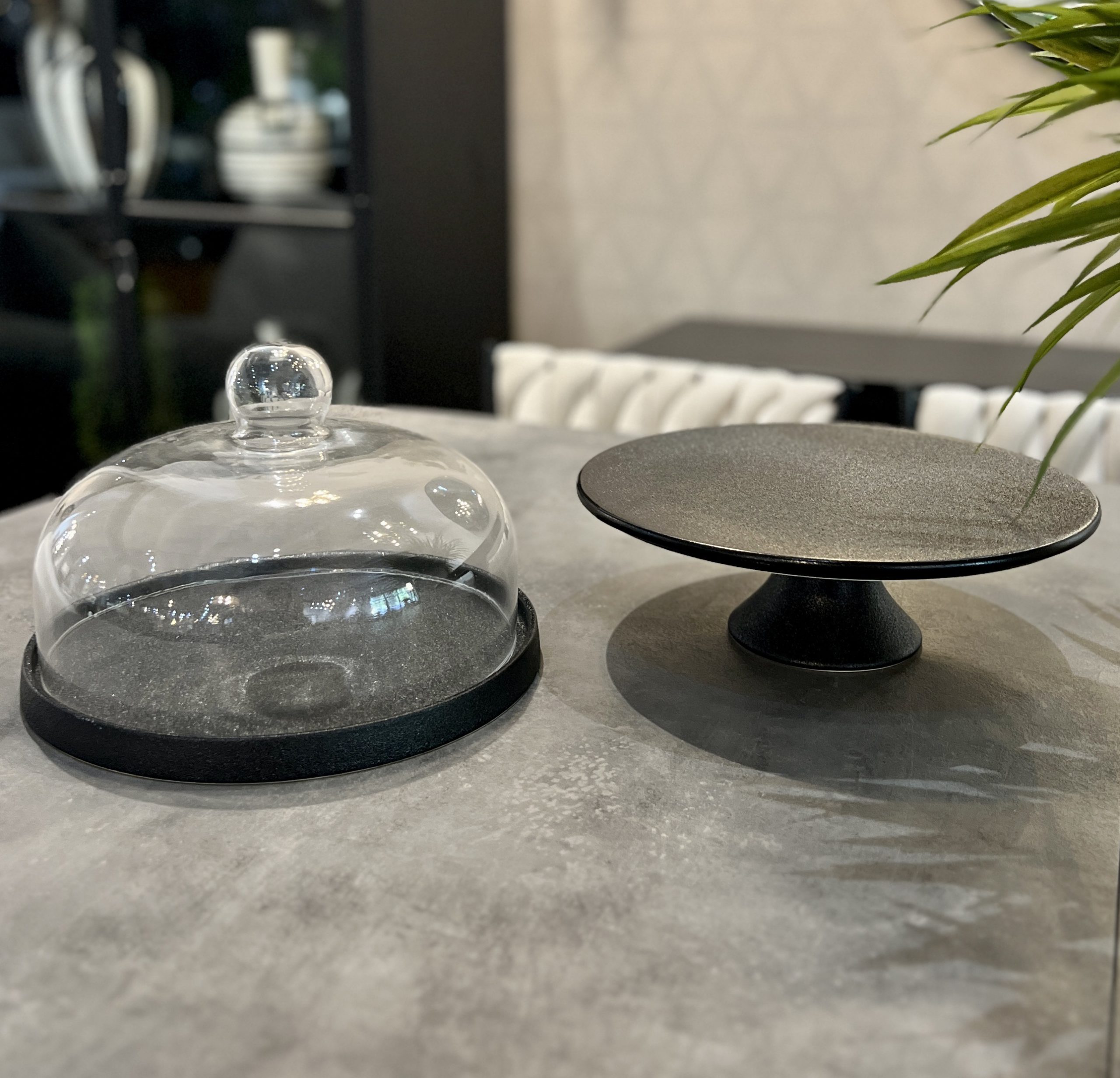 כלי עוגה שחור פעמון זכוכית גדול דגם אליס כלי עוגה שחור פעמון זכוכית גדול דגם אליס