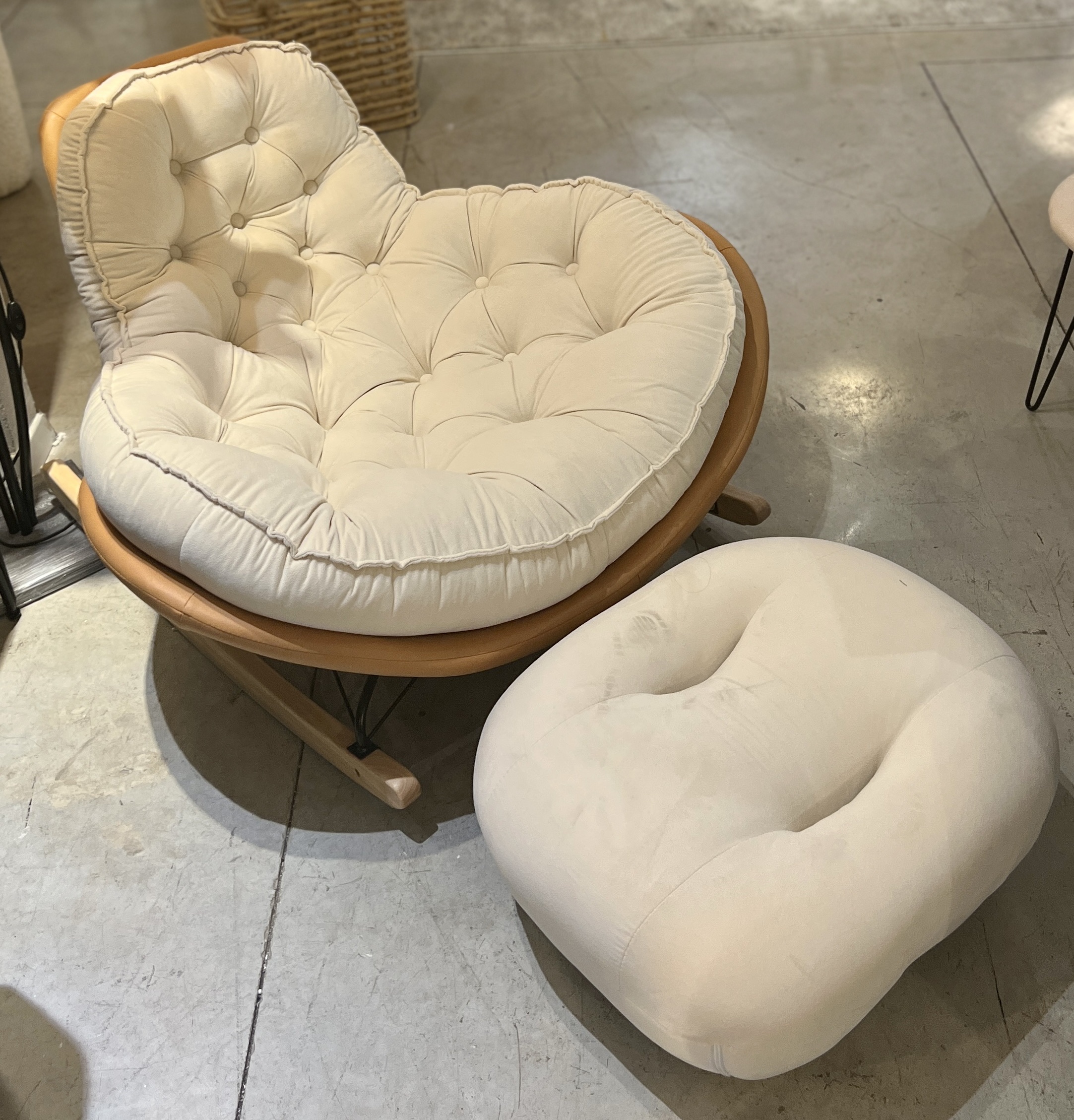 כורסא קפיטונז שמנת בסיס כאמל עם הדום דגם אליס כורסא קפיטונז שמנת בסיס כאמל עם הדום דגם אליס