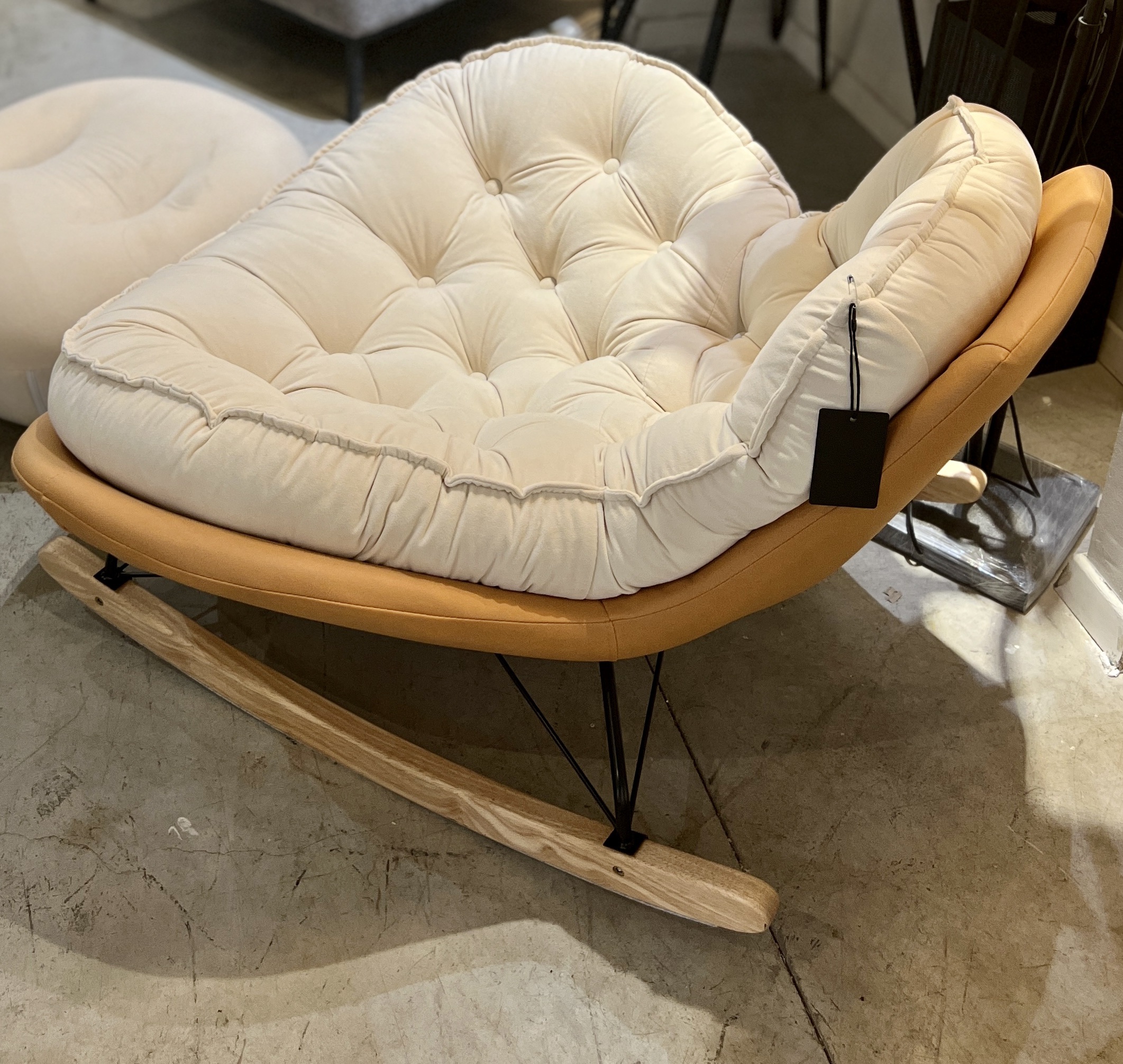 כורסא קפיטונז שמנת בסיס כאמל עם הדום דגם אליס כורסא קפיטונז שמנת בסיס כאמל עם הדום דגם אליס