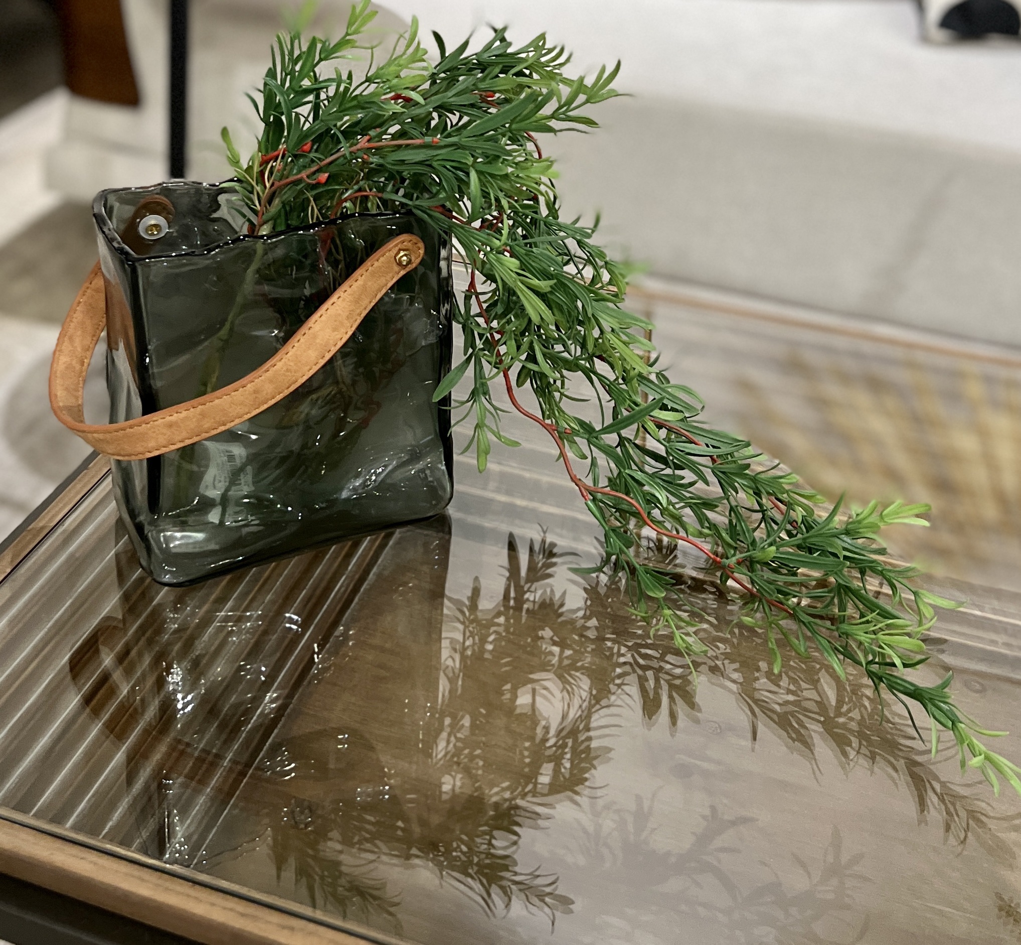 כד זכוכית אפורה מלבני אובאלי מקומט רצועת עור דגם אליס