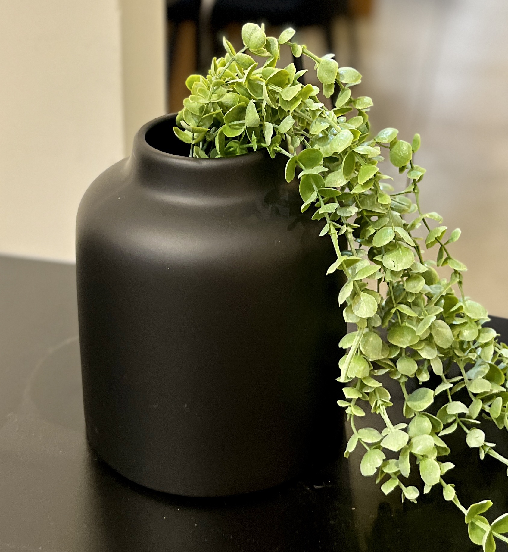 כד קרמיקה חלק שחור בינוני דגם אליס