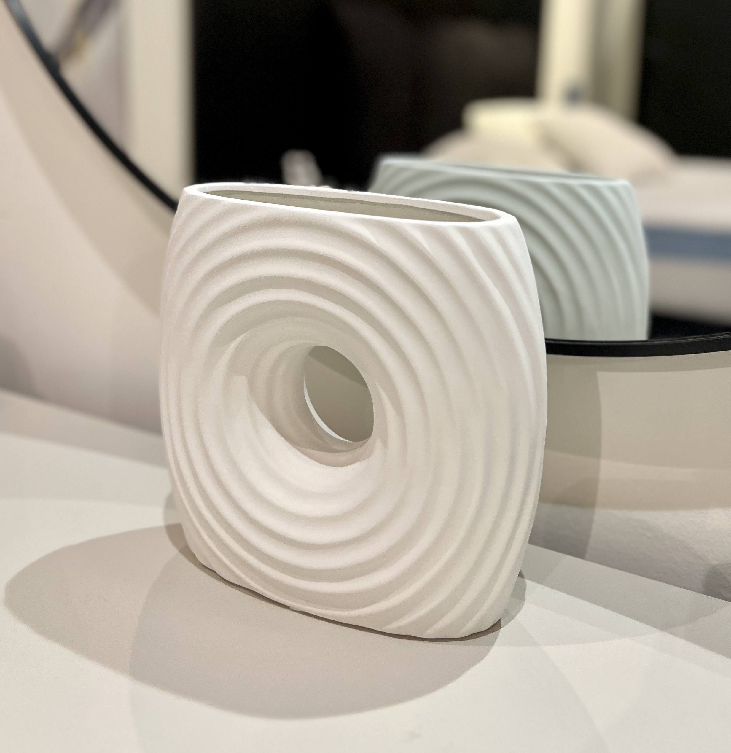 כד קרמיקה לבן שטוח נמוך חור עגול דגם אליס כד קרמיקה לבן שטוח נמוך חור עגול דגם אליס