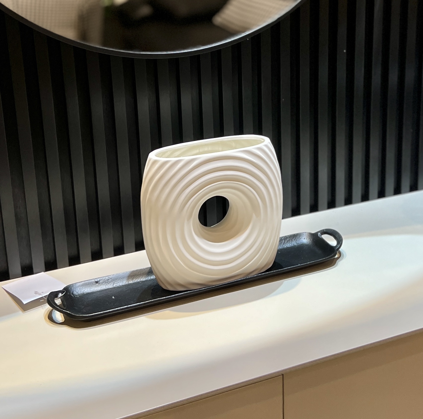 כד קרמיקה לבן שטוח נמוך חור עגול דגם אליס כד קרמיקה לבן שטוח נמוך חור עגול דגם אליס