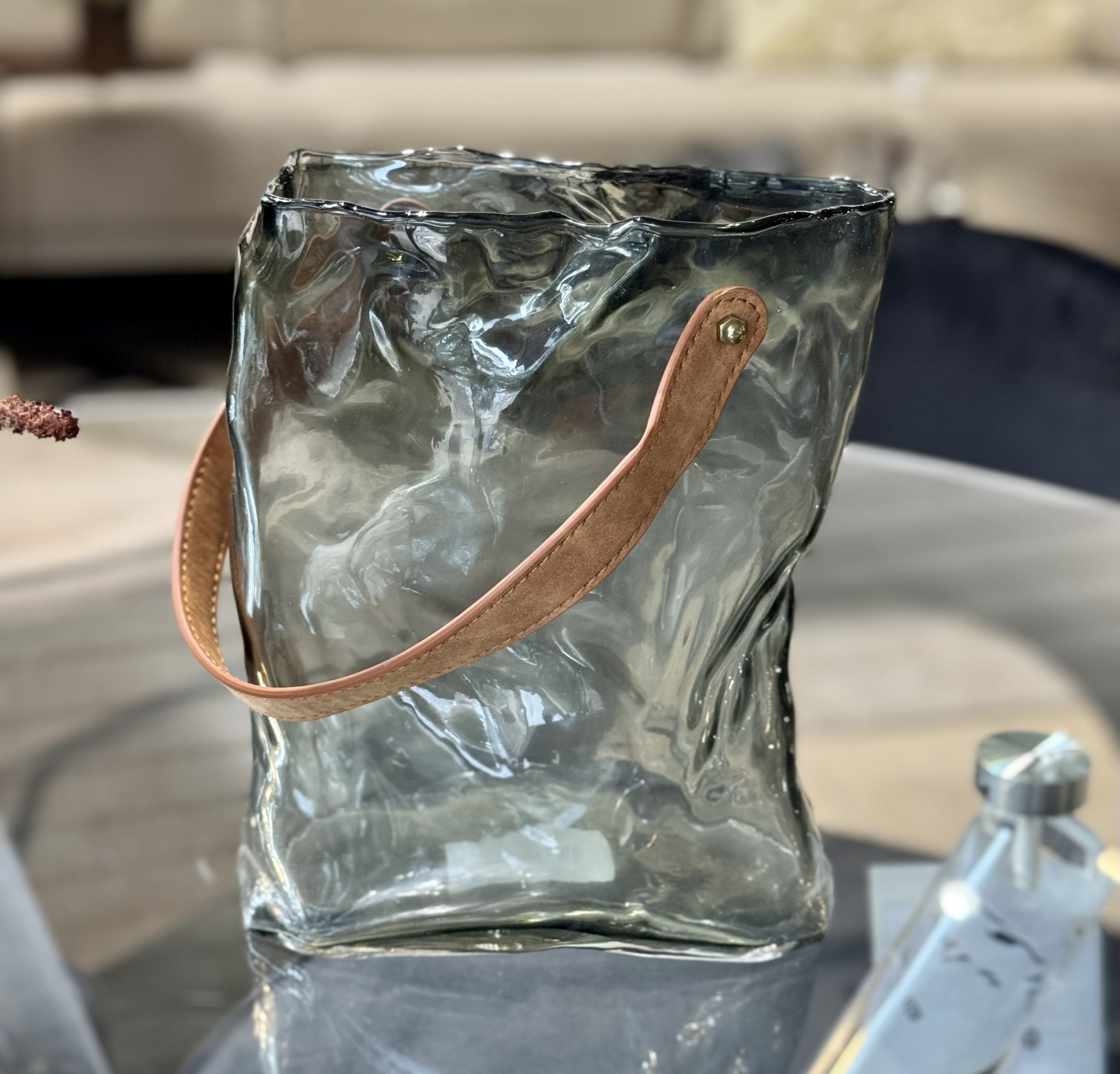 כד זכוכית אפורה מלבני אובאלי מקומט רצועת עור דגם אליס