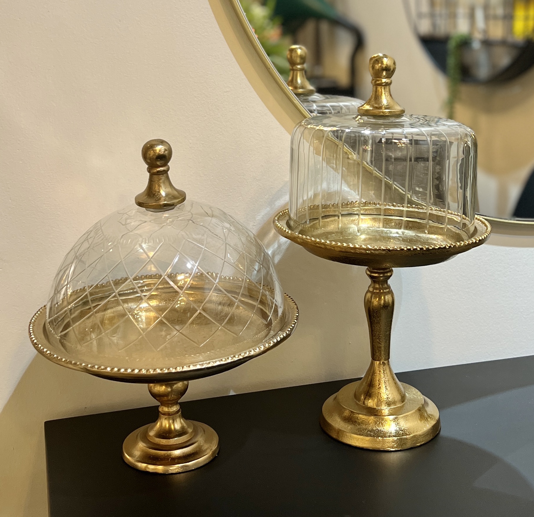 מגש עגול על רגל מתכת זהב פעמון זכוכית שקוף פסים מגש עגול על רגל מתכת זהב פעמון זכוכית שקוף פסים