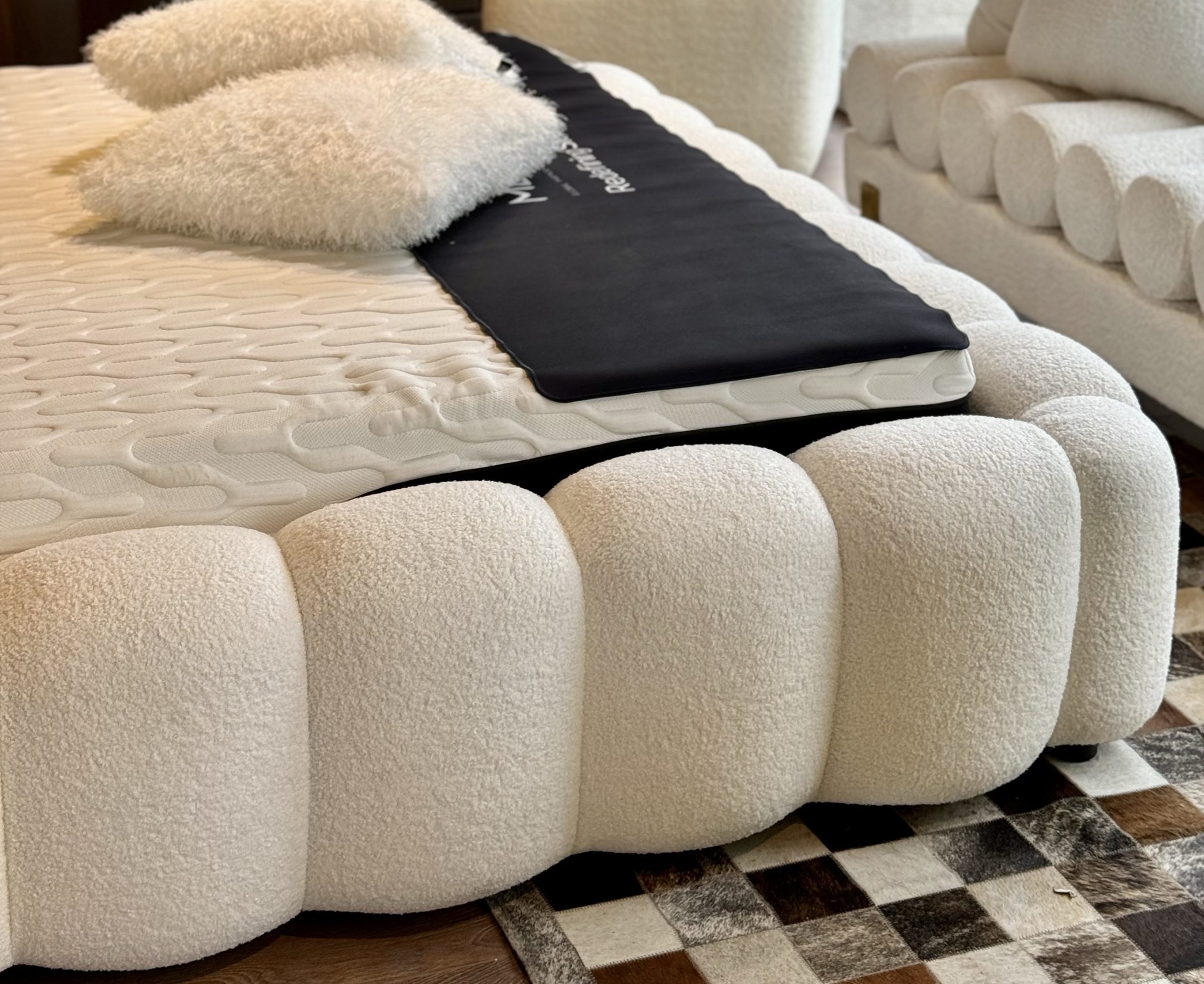 מיטה בלה דגם קימי בוקלה שמנת מהדורה מוגבלת מיטה בלה דגם קימי בוקלה שמנת מהדורה מוגבלת