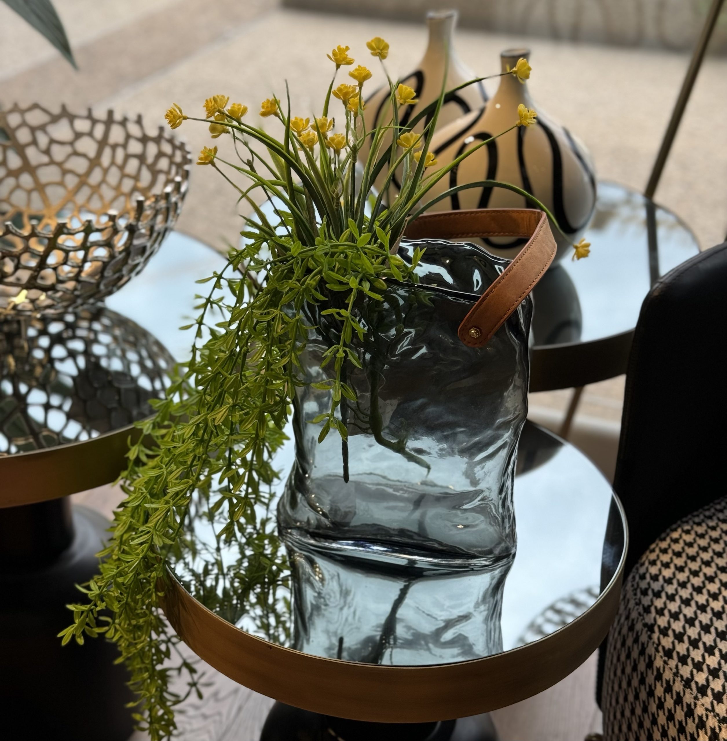 כד זכוכית אפורה מלבני אובאלי מקומט רצועת עור דגם אליס