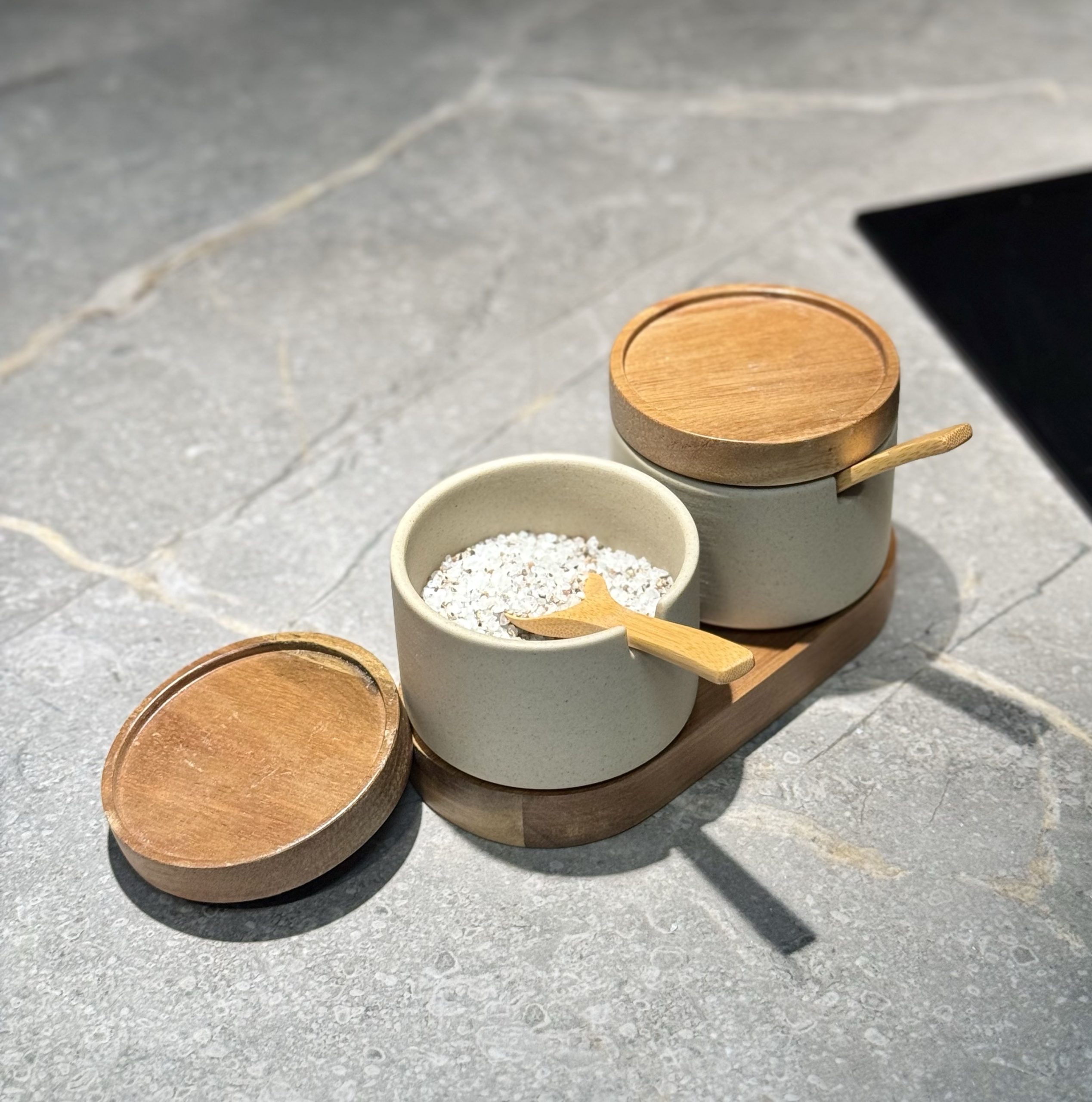 סט 2 צנצנות קרמיקה מכסי עץ דגם אליס סט 2 צנצנות קרמיקה מכסי עץ דגם אליס