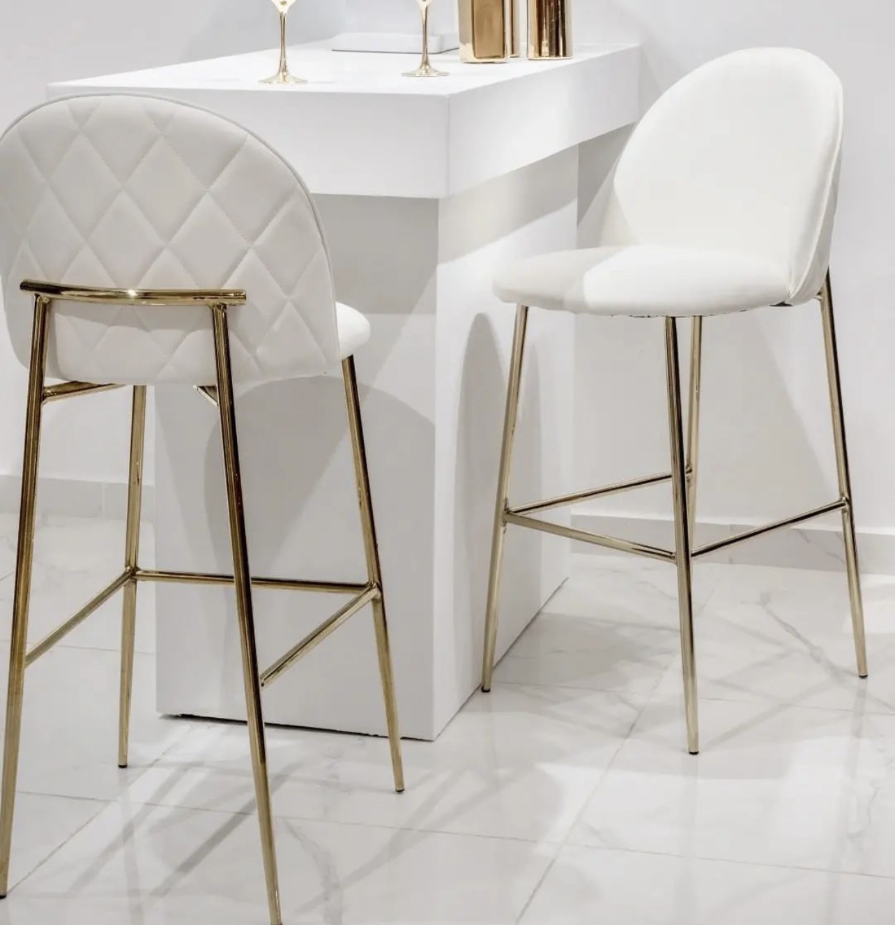 כיסא בר דמוי עור דגם רויאל לבן רגל זהב כיסא בר דמוי עור דגם רויאל לבן רגל זהב