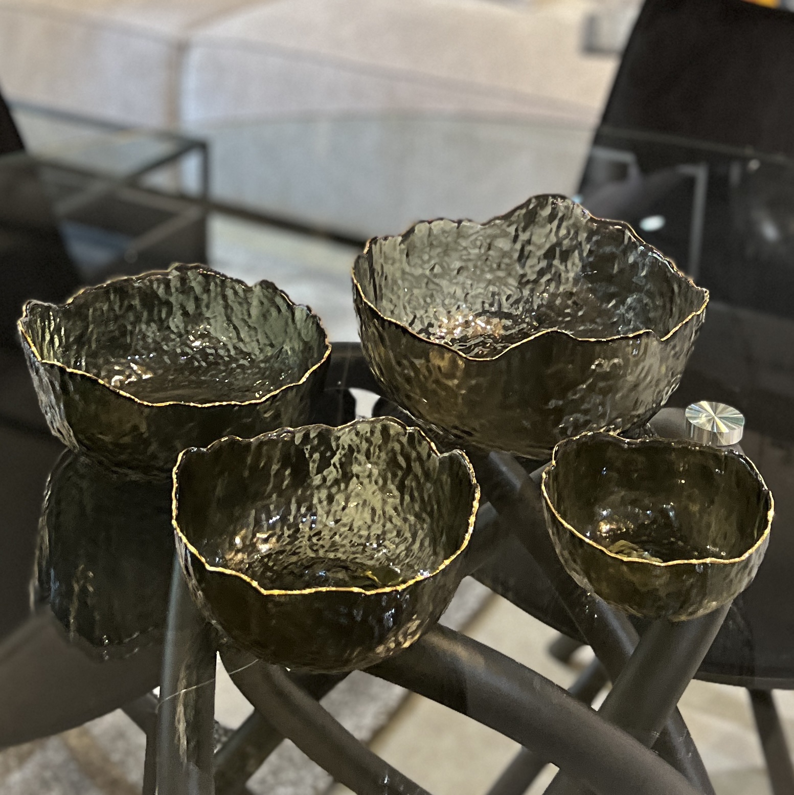 קערה זכוכית רקוע אפורה פס זהב דגם אליס קערה זכוכית רקוע אפורה פס זהב דגם אליס