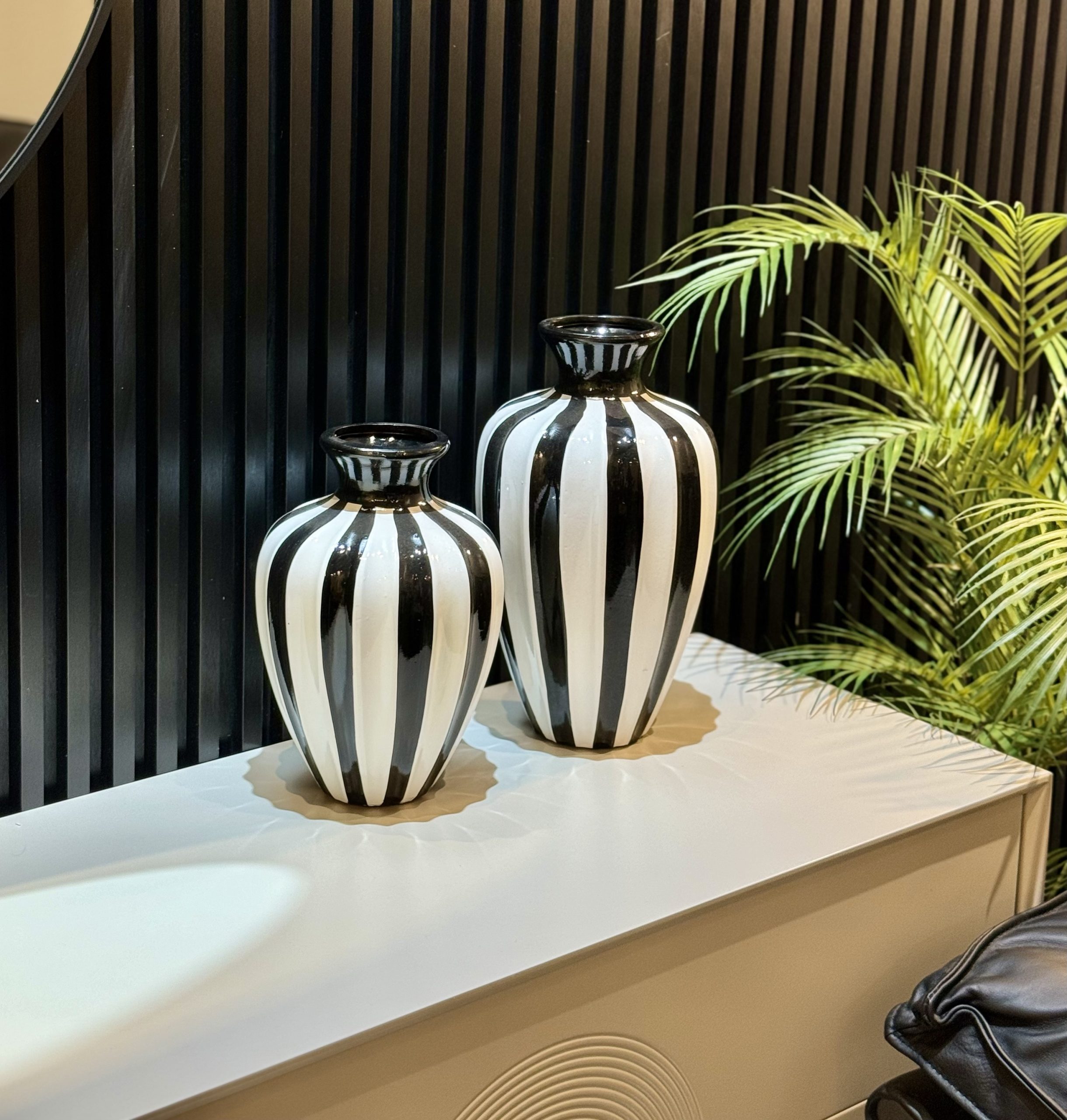 כד פסים שחור לבן