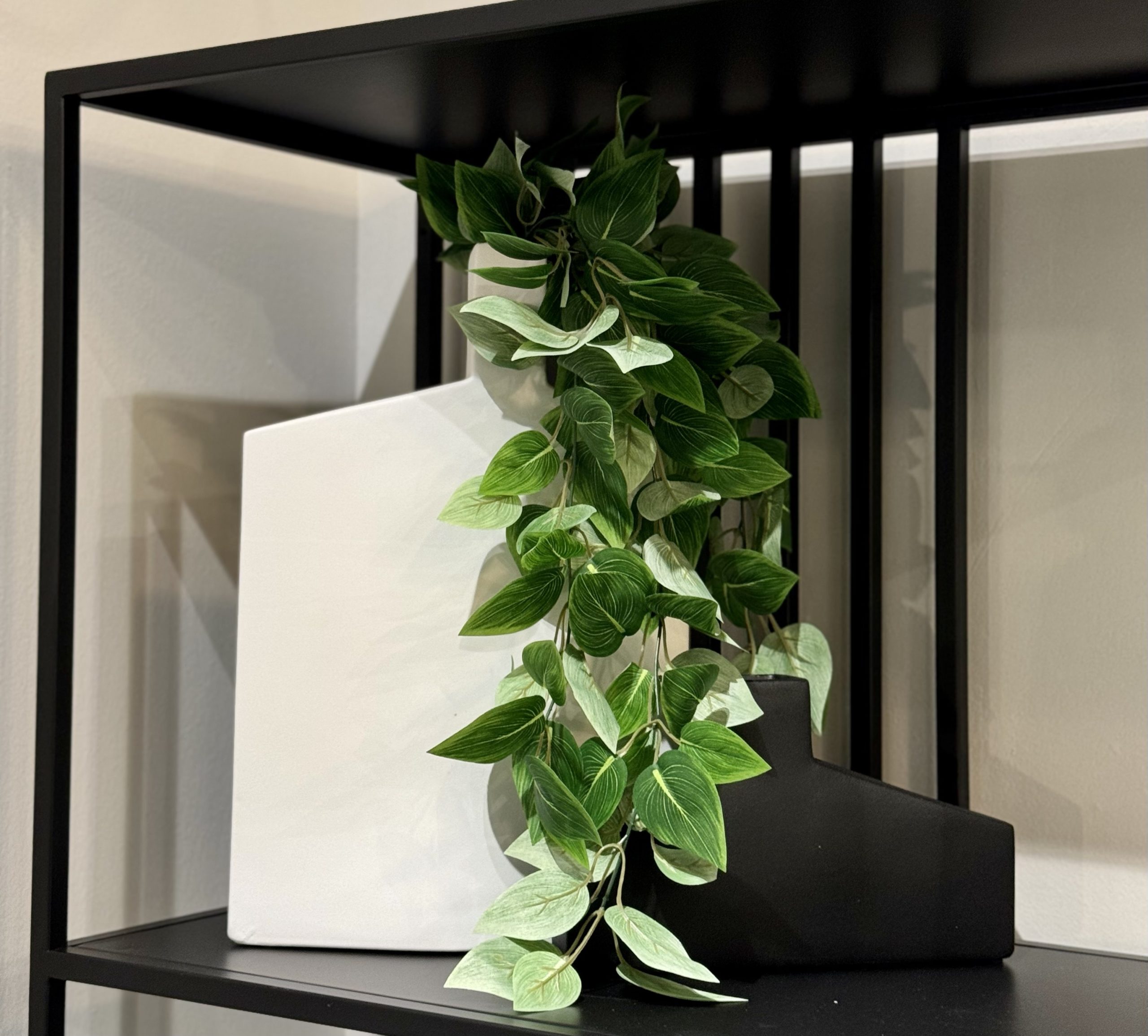 כד אסימטרי זוויות לבן גדול גבוה דגם אליס כד אסימטרי זוויות לבן גדול גבוה דגם אליס