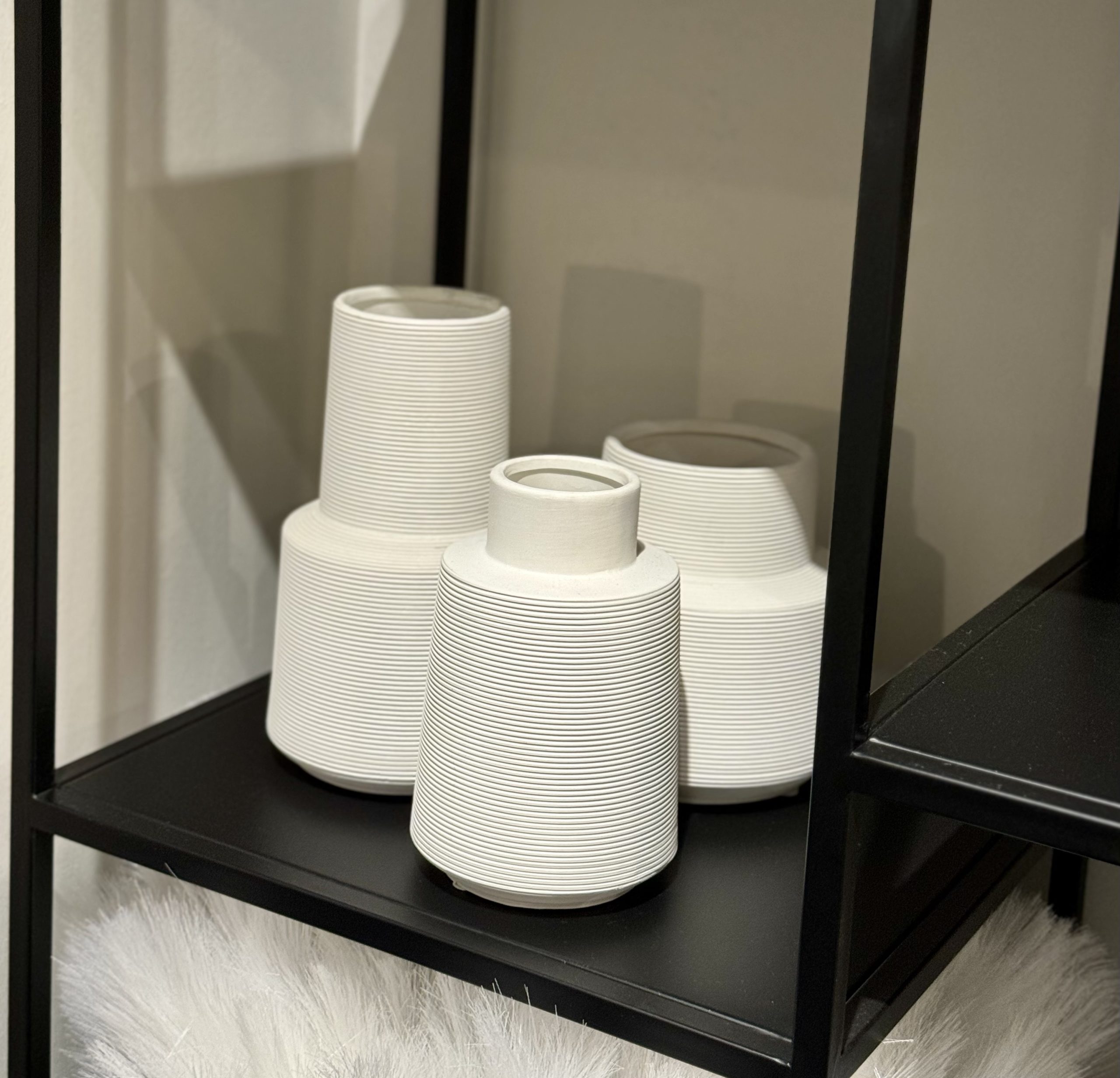 כד קרמיקה לבן חריטה פסים רוחב בינוני דגם אליס כד קרמיקה לבן חריטה פסים רוחב בינוני דגם אליס