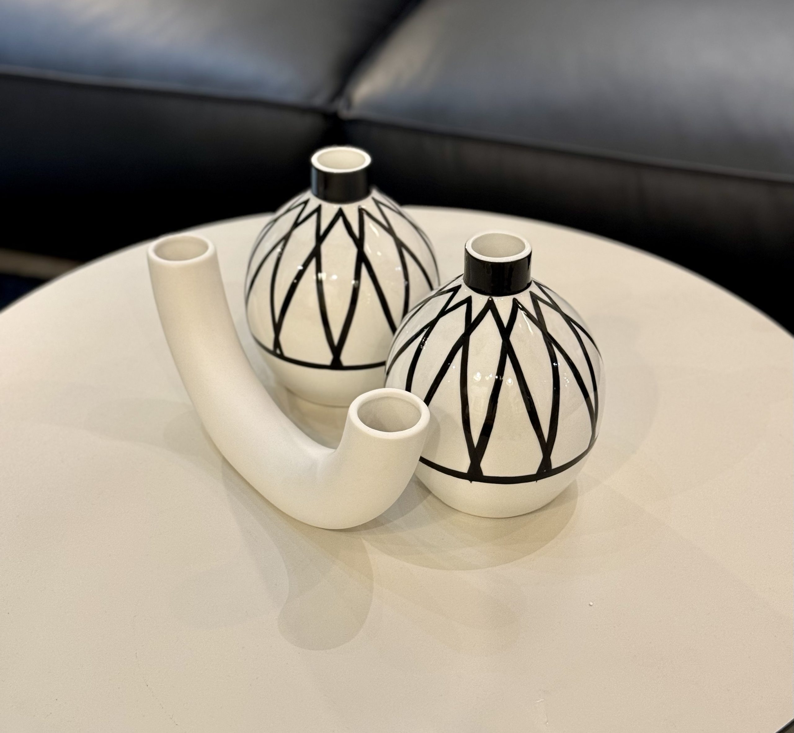 כד צינור 2 פיות מעוצב לבן דגם אליס כד צינור 2 פיות מעוצב לבן דגם אליס