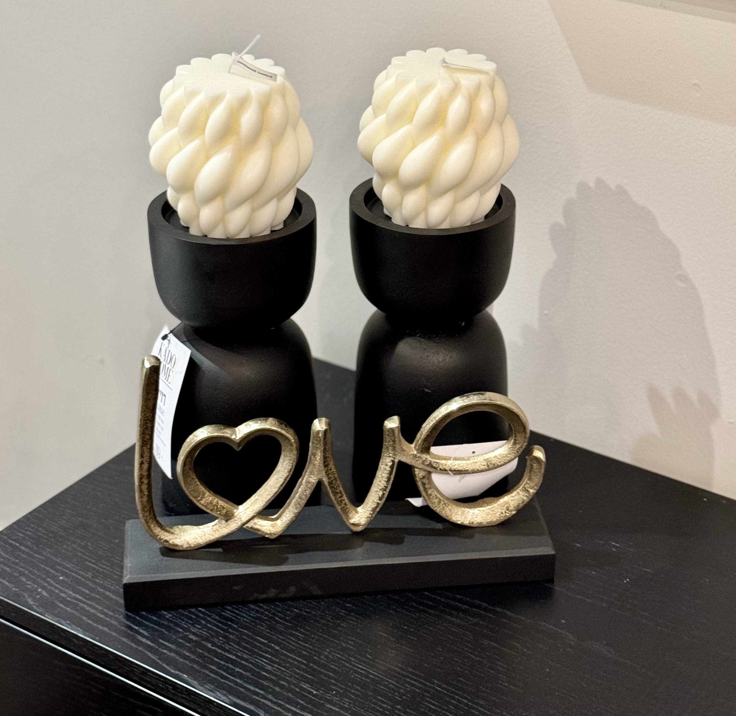 פסל LOVE זהב בסיס שחור דגם רויאל פסל LOVE זהב בסיס שחור דגם רויאל