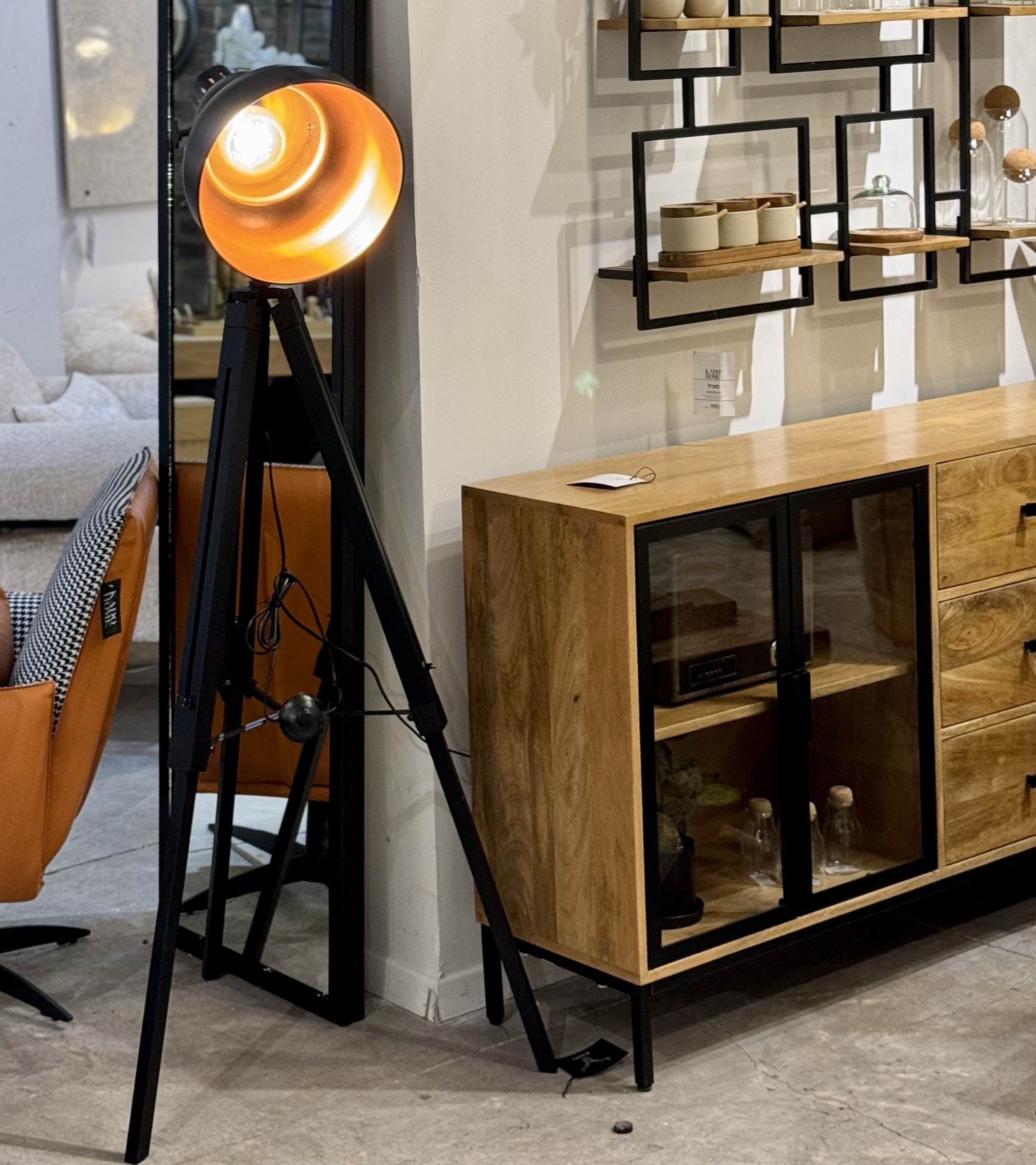 מנורה רצפה שחורה אהיל ברזל שחור דגם אליס מנורה רצפה שחורה אהיל ברזל שחור דגם אליס