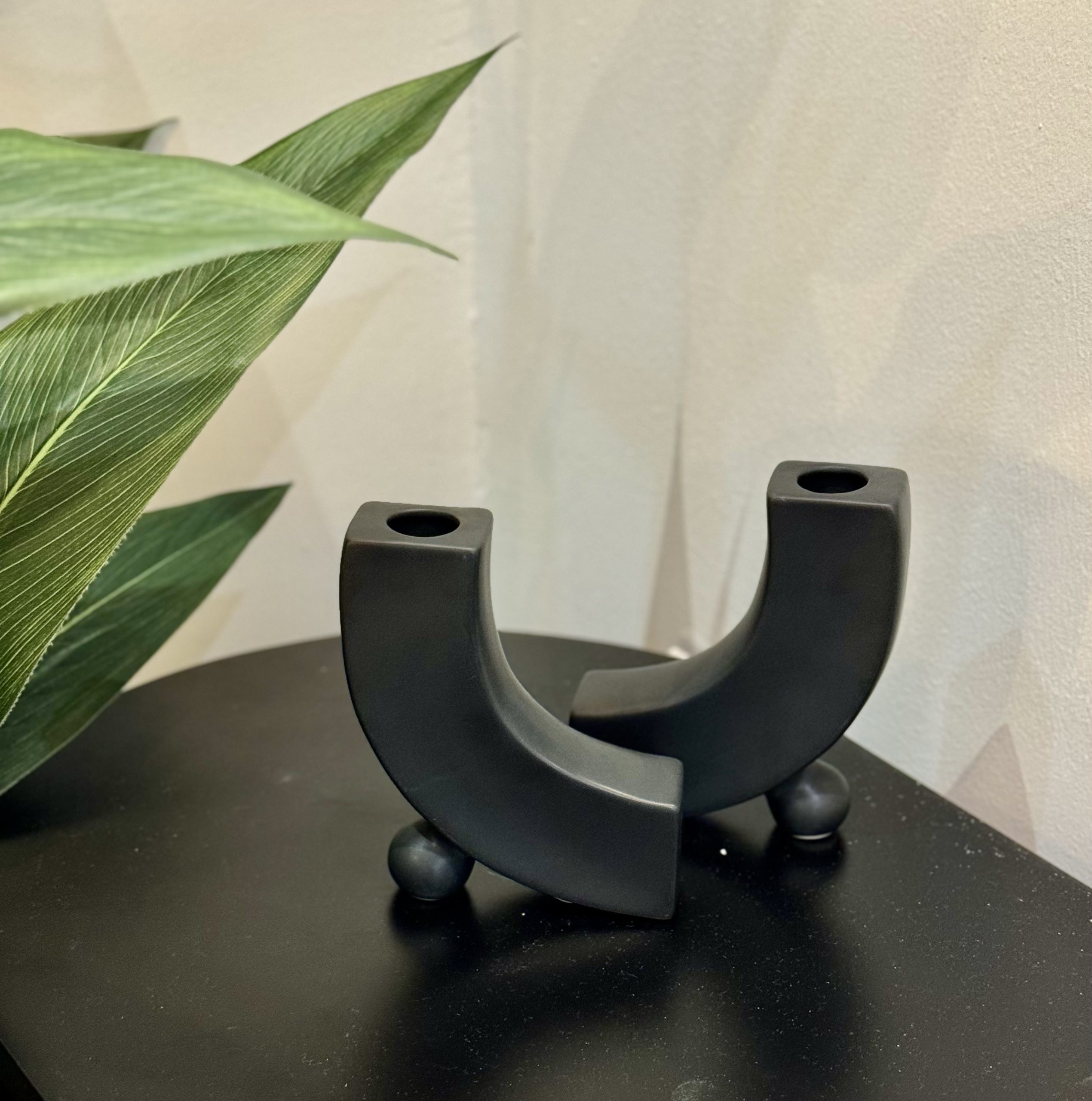 כד צינור שחור מעוצב דגם אליס כד צינור שחור מעוצב דגם אליס