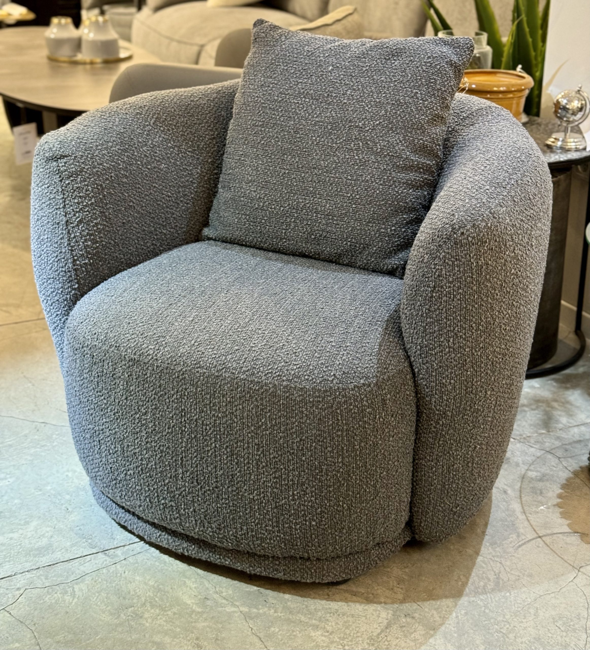 כורסא מעוגלת מרופדת בבד בוקלה אפור דגם פו כורסא מעוגלת מרופדת בבד בוקלה אפור דגם פו