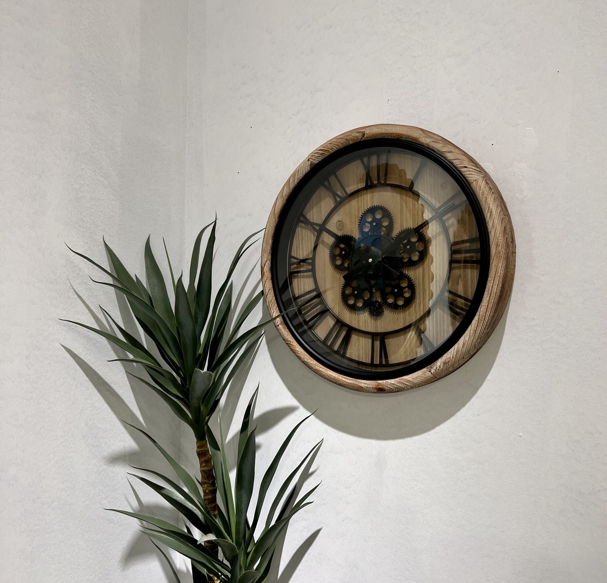 שעון עץ מנגנון ומספרים שחורים עם זכוכית דגם איקו שעון עץ מנגנון ומספרים שחורים עם זכוכית דגם איקו