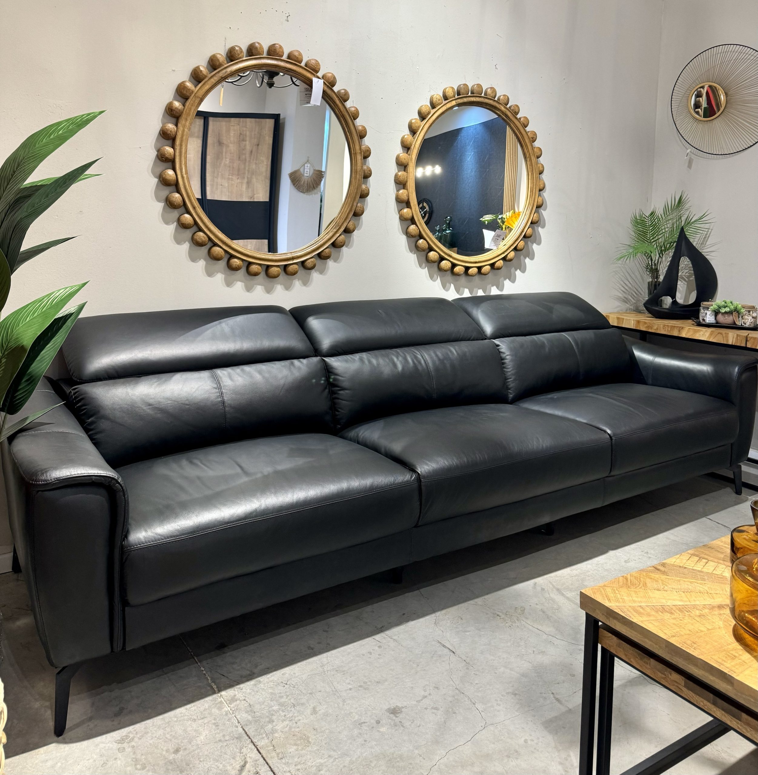 ספה שחורה עור אמיתי מתצוגה! ספה שחורה עור אמיתי מתצוגה!