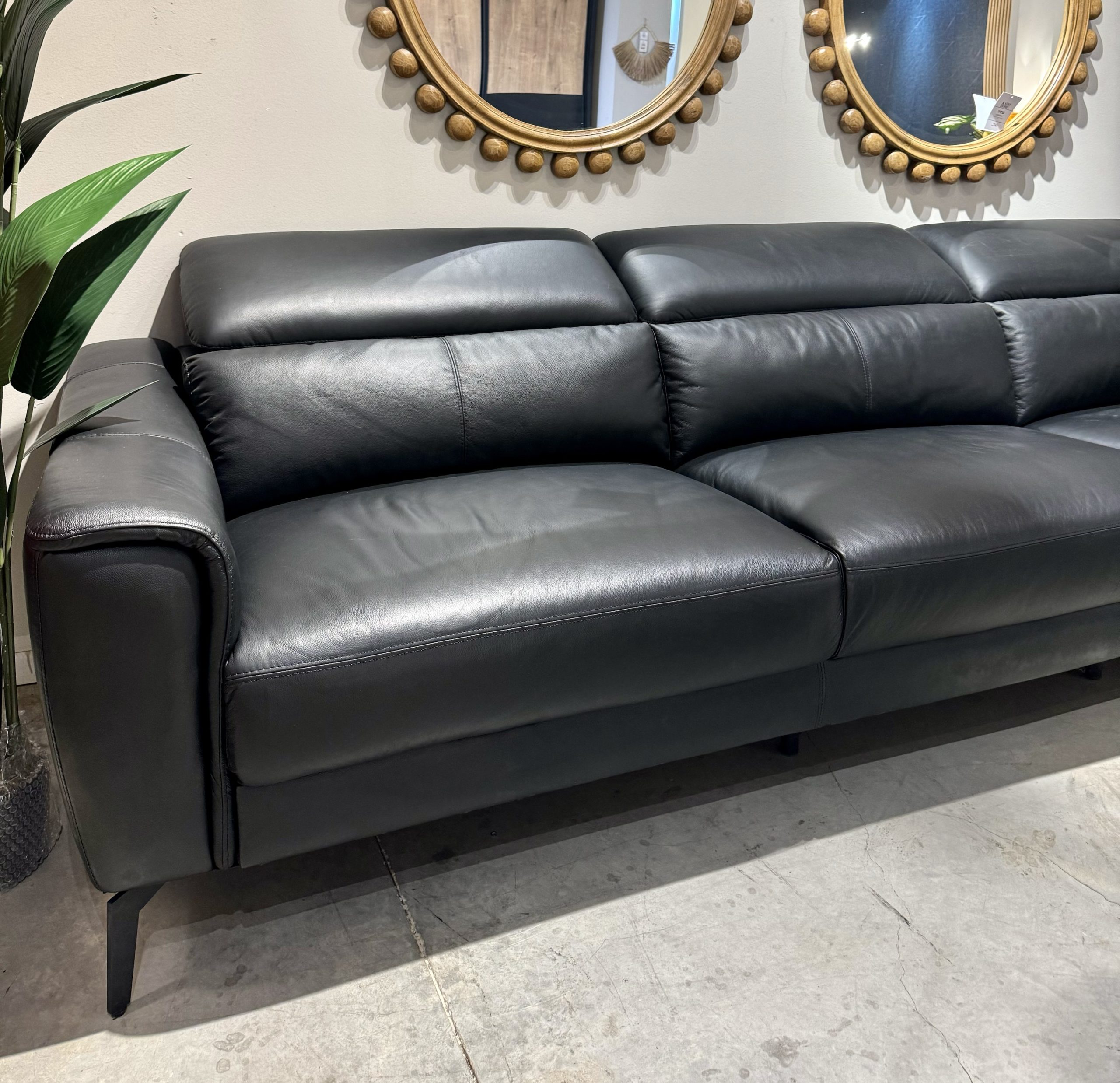 ספה שחורה עור אמיתי מתצוגה! ספה שחורה עור אמיתי מתצוגה!